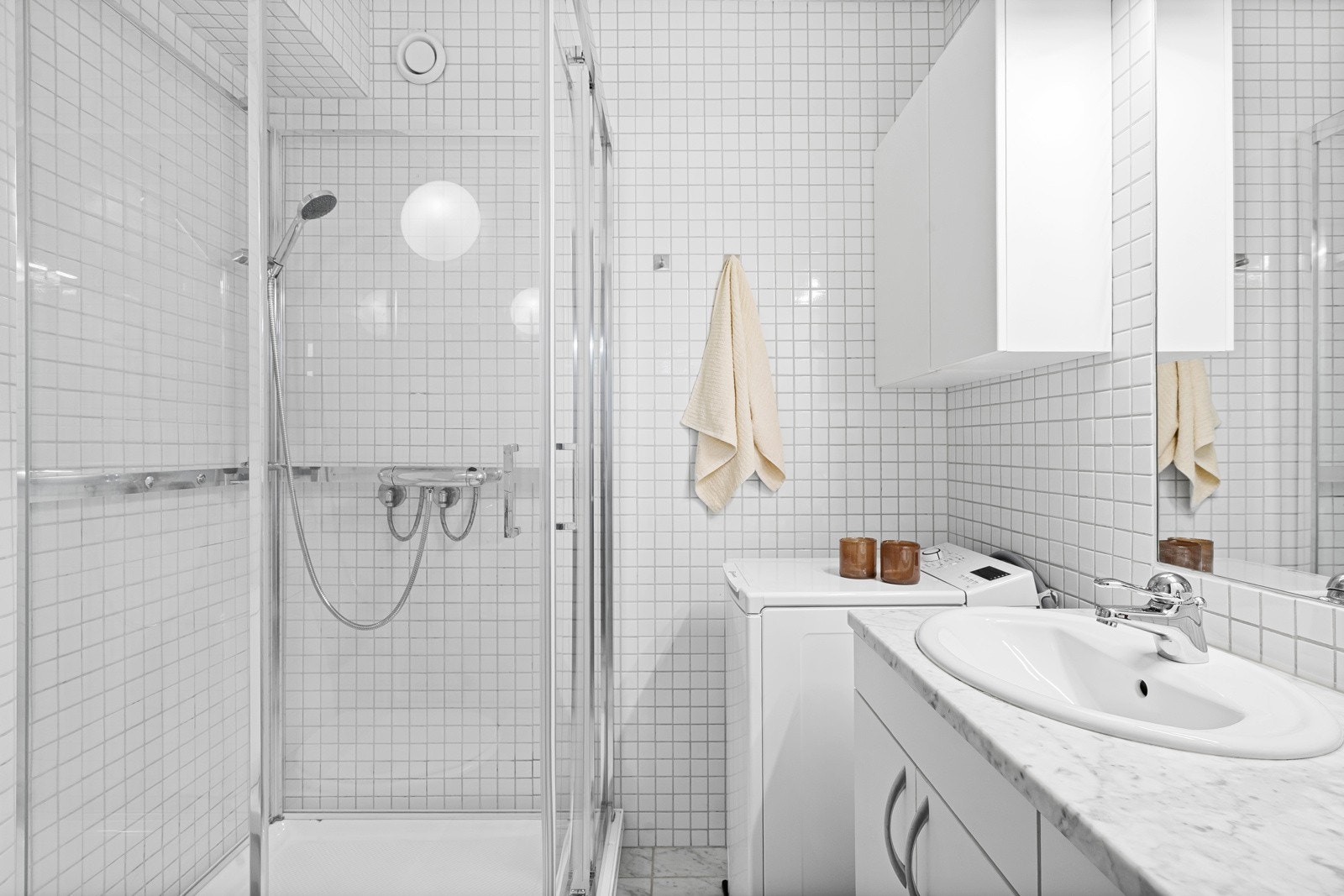Pent flislagt bad med stilrene detaljer og gulvvarme. Galleribilde