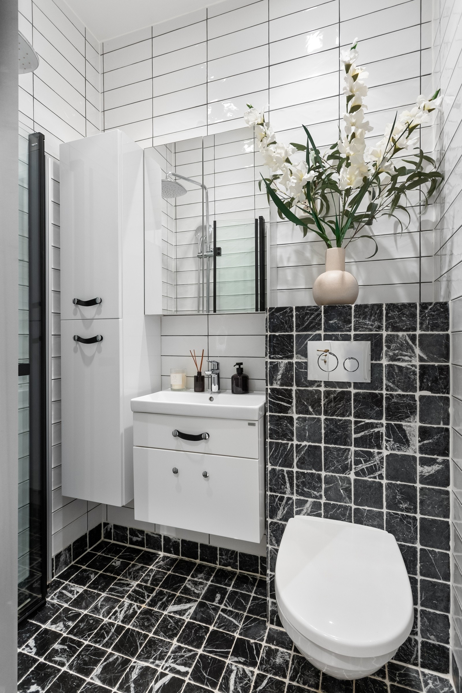 Flislagt og pent baderom med gulvvarme Galleribilde