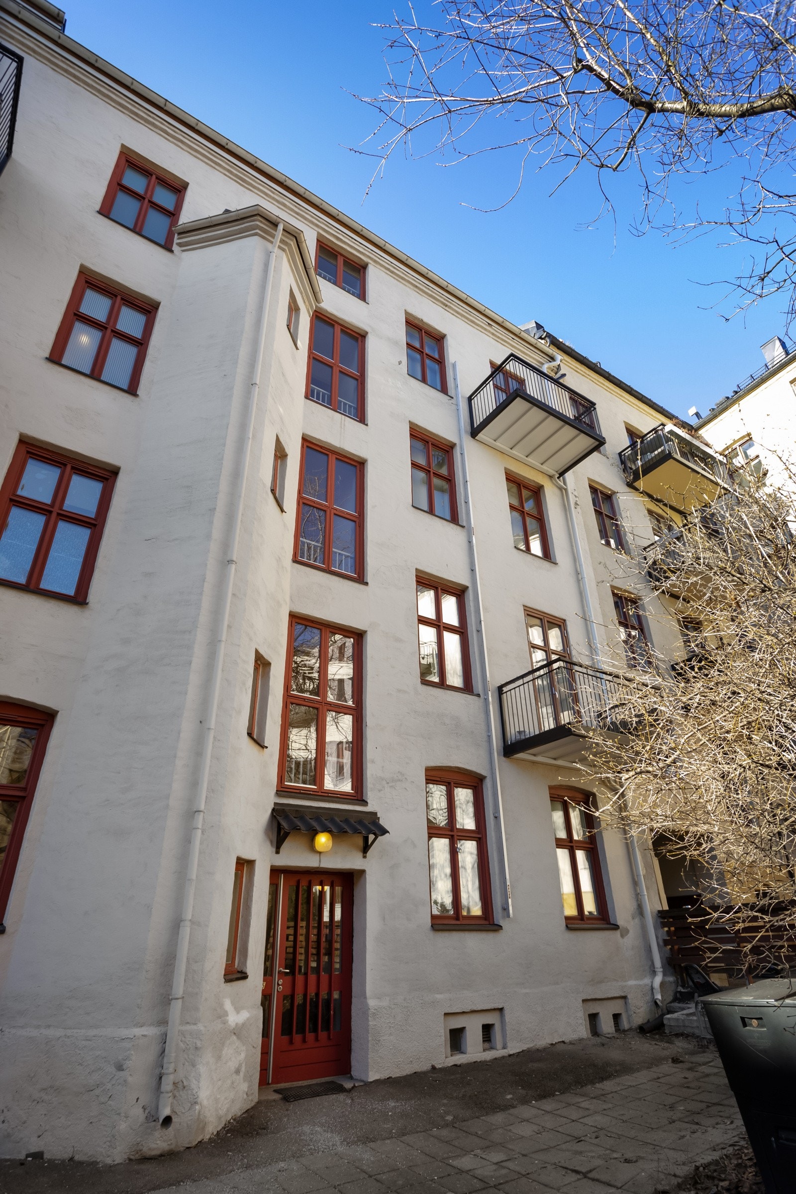 Kjøkken og soverom vender inn mot lukket og skjermet bakgård Galleribilde