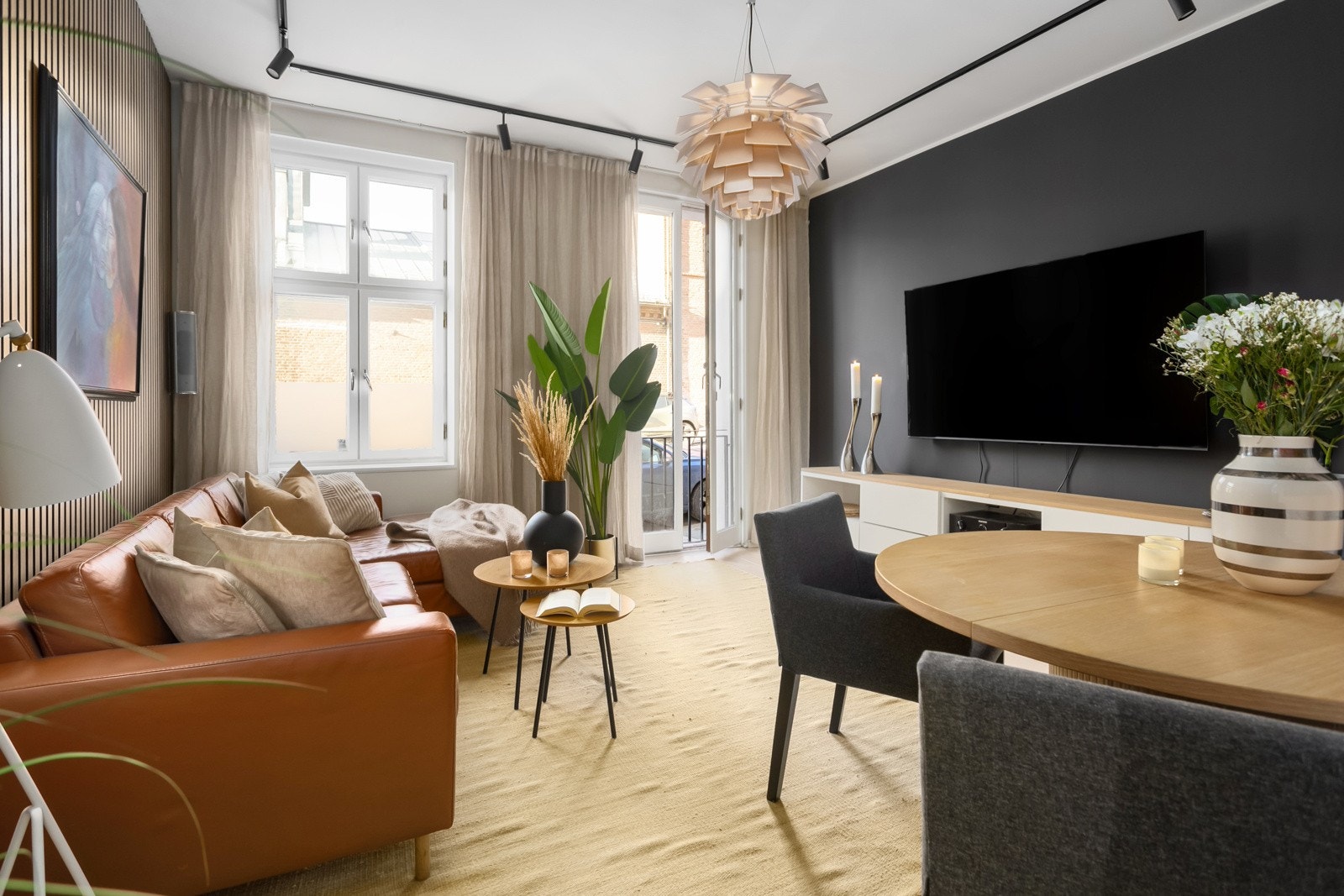 Lys og innbydende stue med store vindusflater, fransk balkong og takhøyde på ca. 2.8 meter Galleribilde