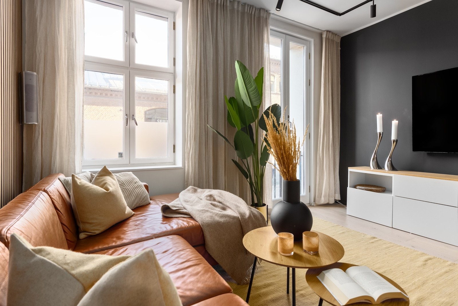 Moderne overflater med 1-stavs eikeparkett på gulv og glatte overflater i tidsriktige farger Galleribilde