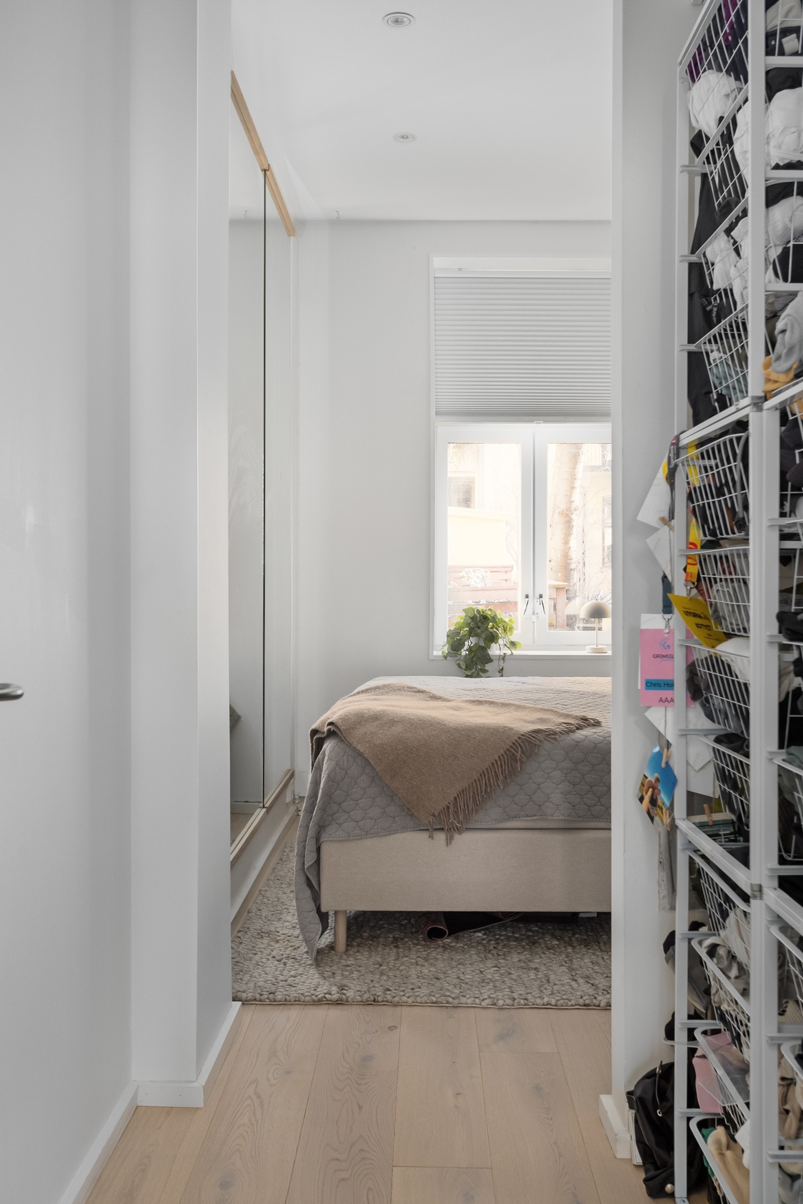 Romslig soverom vendt mot skjermet og lukket bakgpård Galleribilde