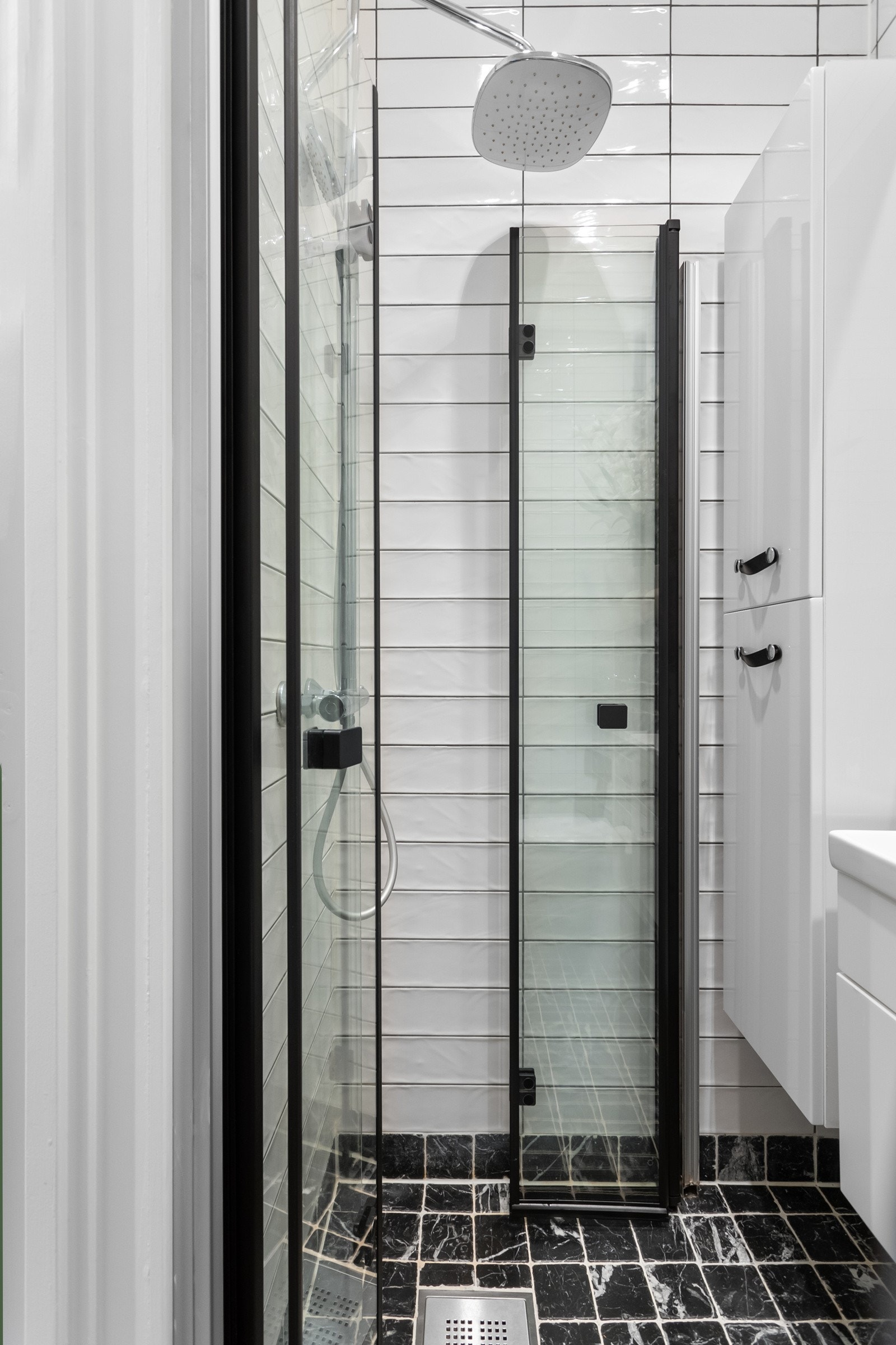 Praktisk innredet med innfellbare glassdører og praktisk innredning Galleribilde