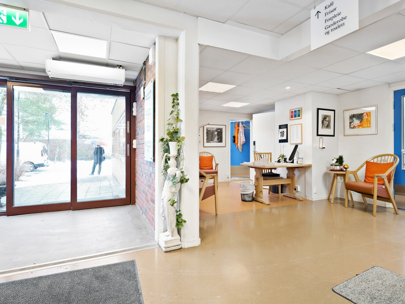 På Skovheim er det bemannet resepsjon med personale tilstede mandag-fredag, kl. 08.30-21.00.
Lørdag-søndag, kl. 12.30-17.00. Det er vakttelefon utenom åpningstidene. Her kan man lese dagens aviser Aftenposten, Dagsavisen og Nordstrand Blad. Galleribilde