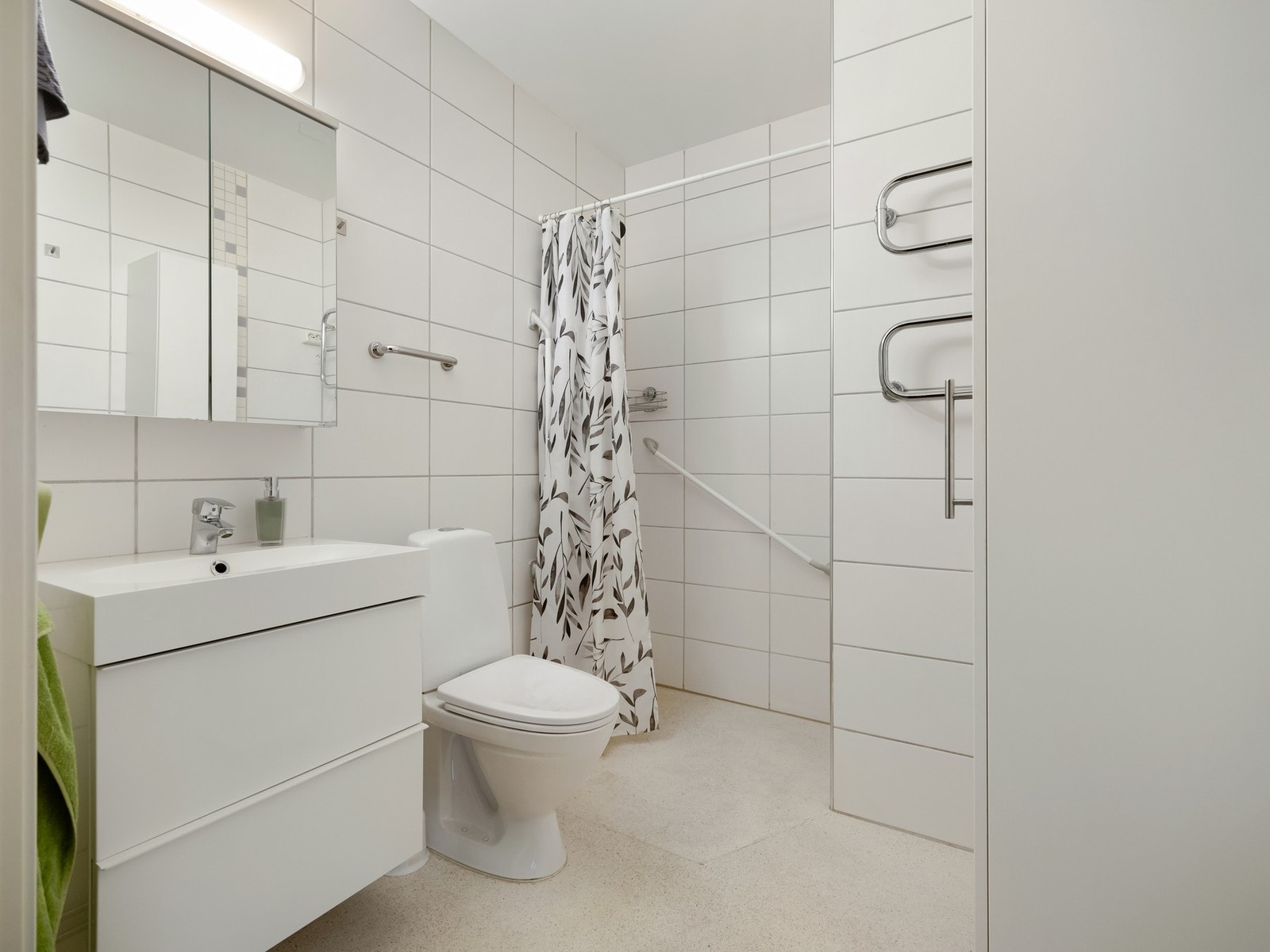 Baderommet finner du med inngang fra enréen. Badet ble pusset opp i 2012 i følge tidligere prospekt. Galleribilde