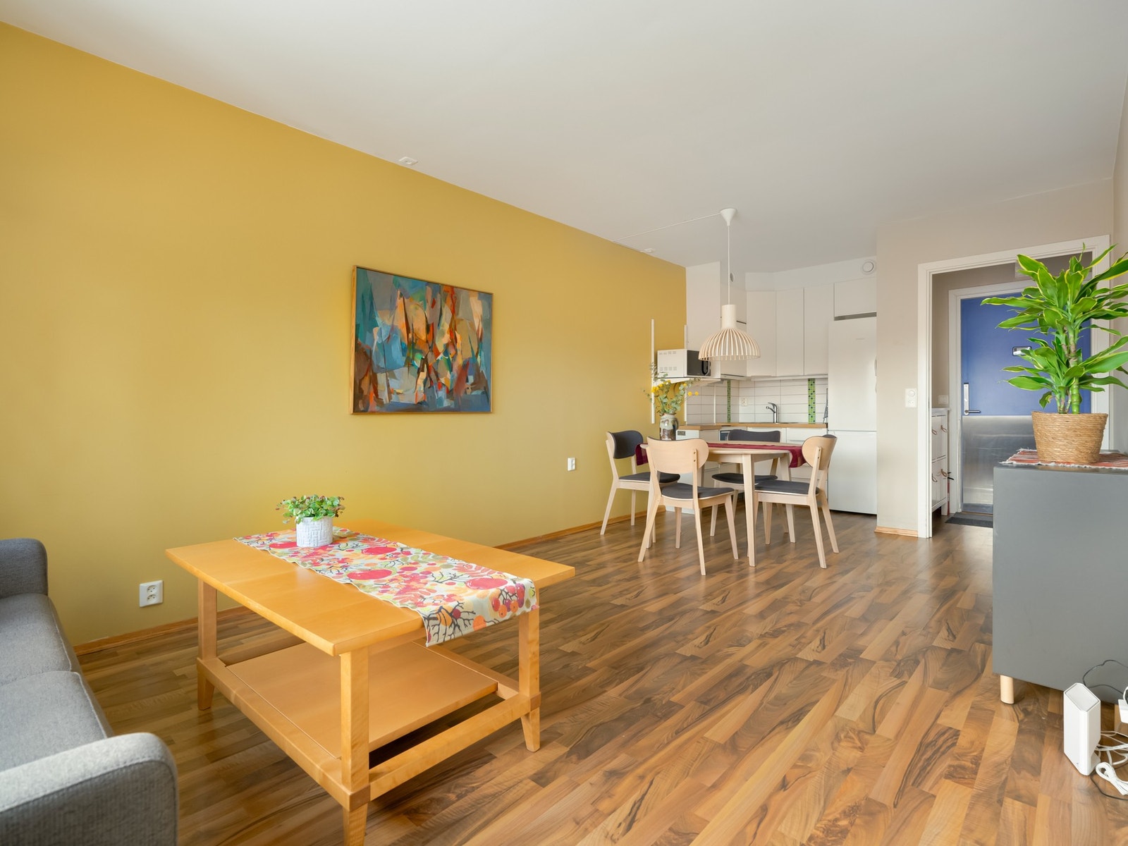 Her starter vi med leilighetens oppholdsrom, stuen. Som er malt opp i friske farger. Galleribilde