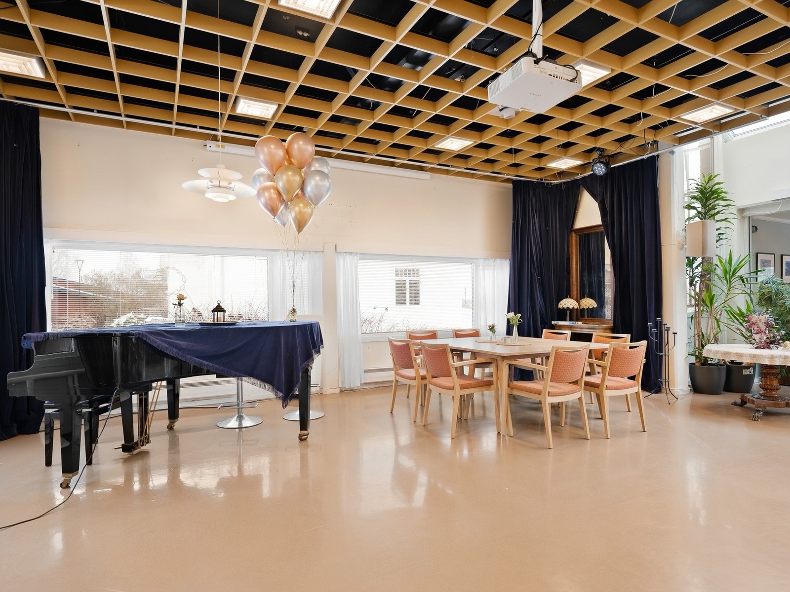 Allsenteret ligger i tilknytning til Skovheim eldreboliger og er husets storstue med kafeteria og et bredt kulturtilbud. Galleribilde