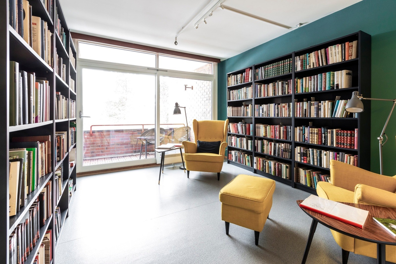 Bibliotek med data. Opplæring i bruk av internett på pc og iPad arrangeres av de ansatte. Galleribilde