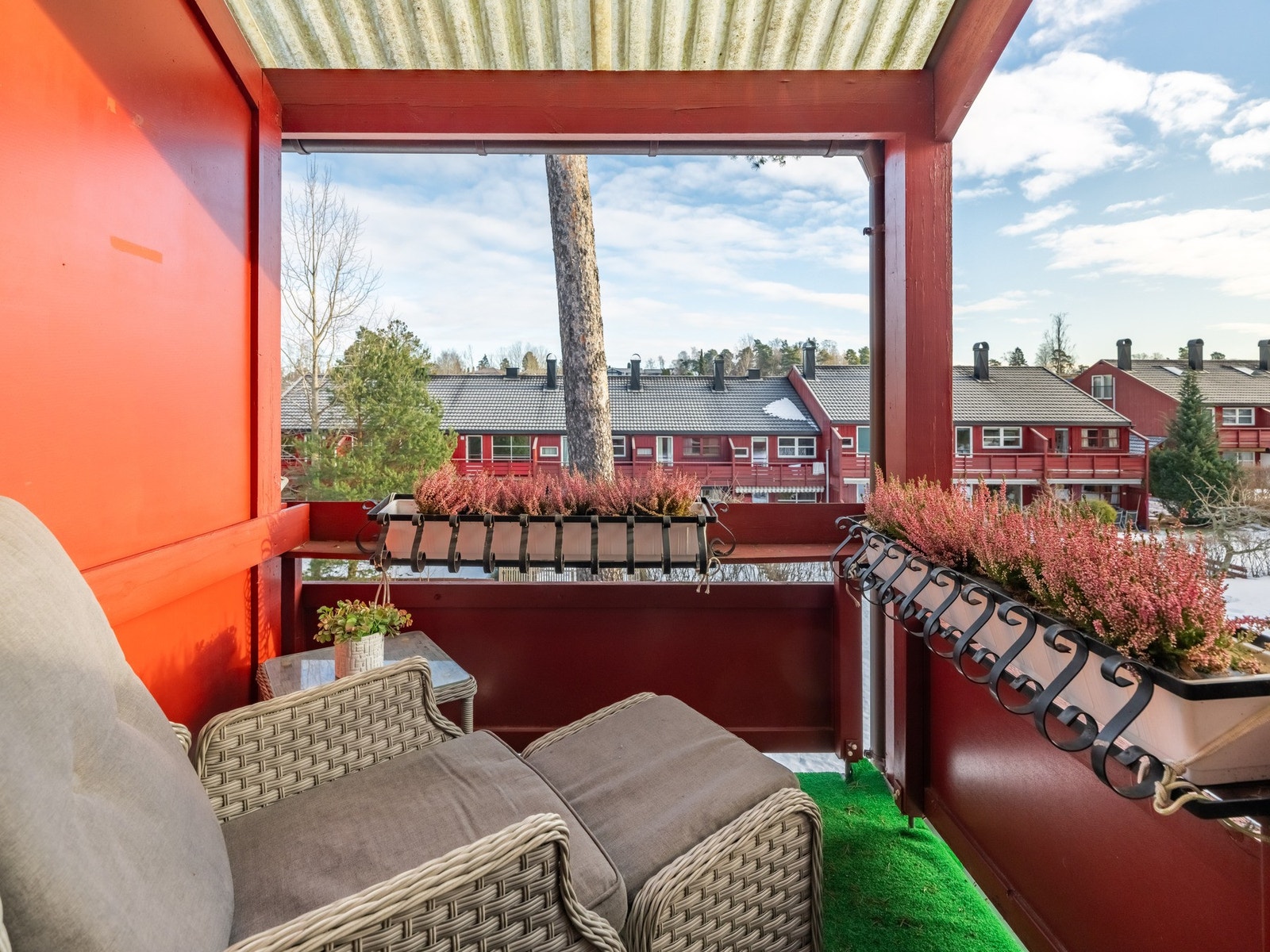 Her er det plass til utemøbler og blomsterkasser. Galleribilde
