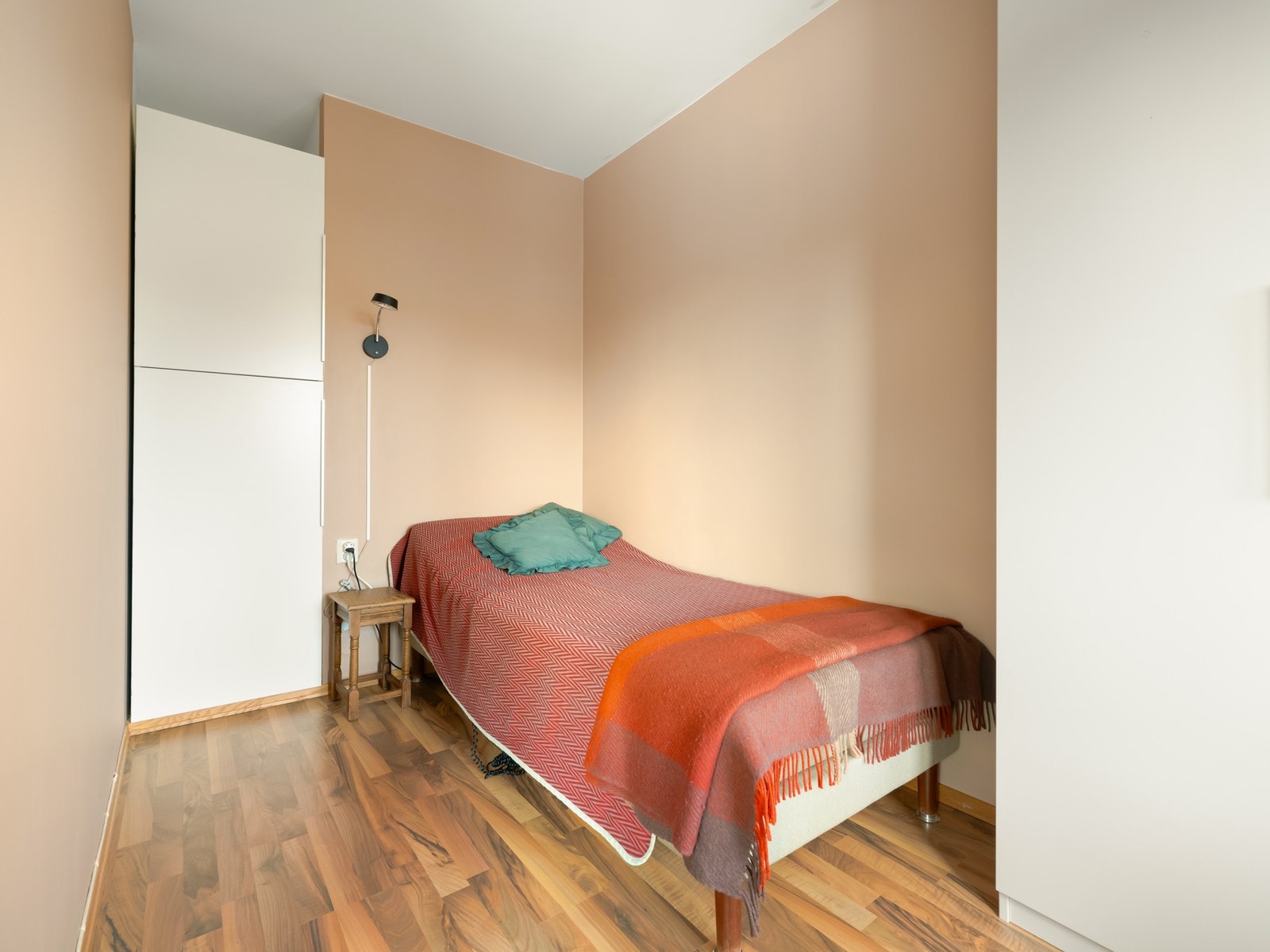 Soverommet er innredet med enkeltseng og garderobeskap. Galleribilde