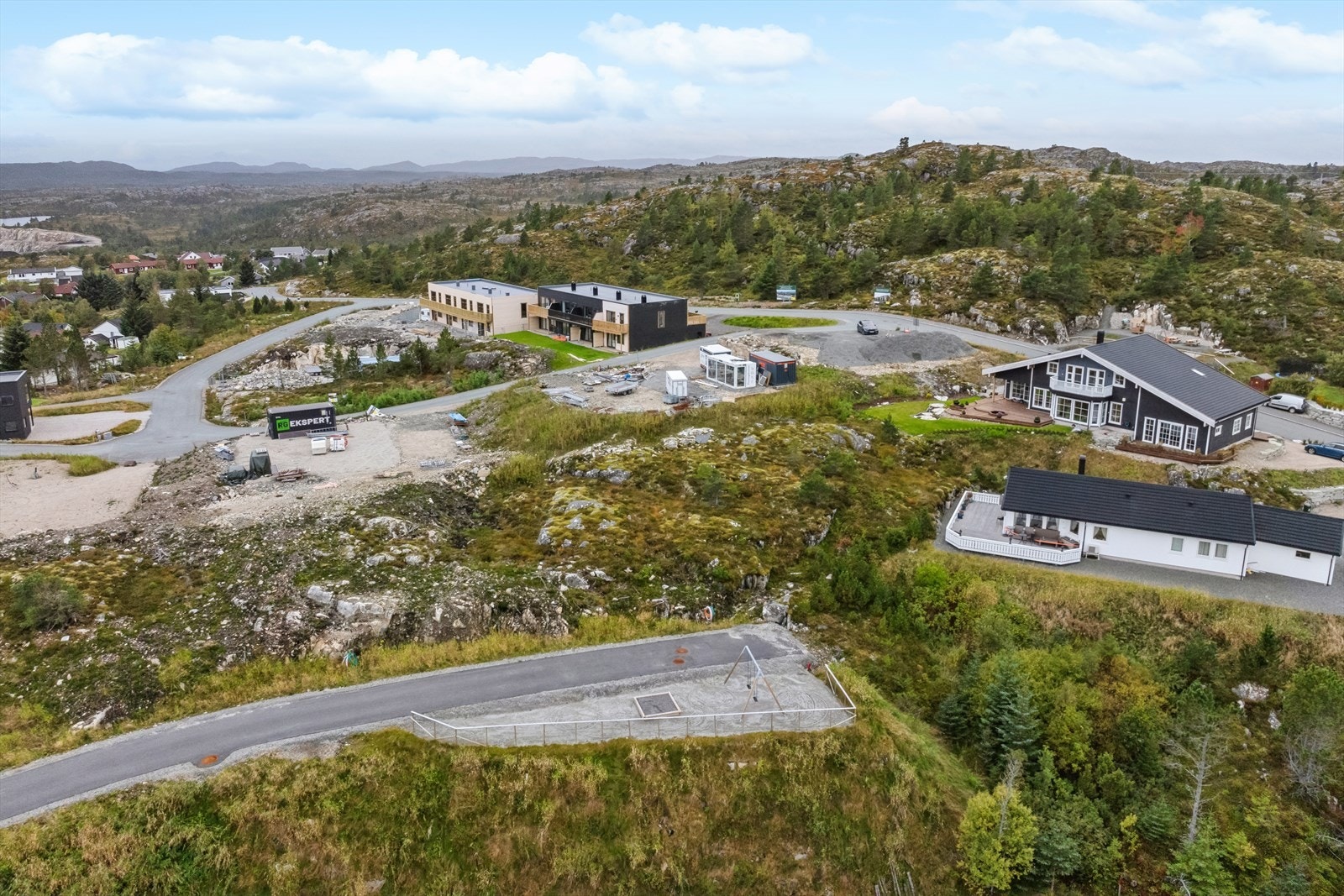 Tomten er nokså flat og er på ca. 869 kvm. Fra tomta har du fantastisk utsikt og ikke minst strålende sol forhold. Galleribilde