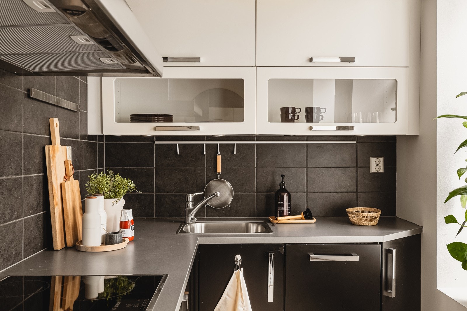 Følgende hvitevarer er integrert og medfølger handelen: stekeovn med kermaisk platetopp (Bosch), oppvaskmaskin (Bosch) og kjøleskap (Bosch). Vegghengt ventilator. Galleribilde