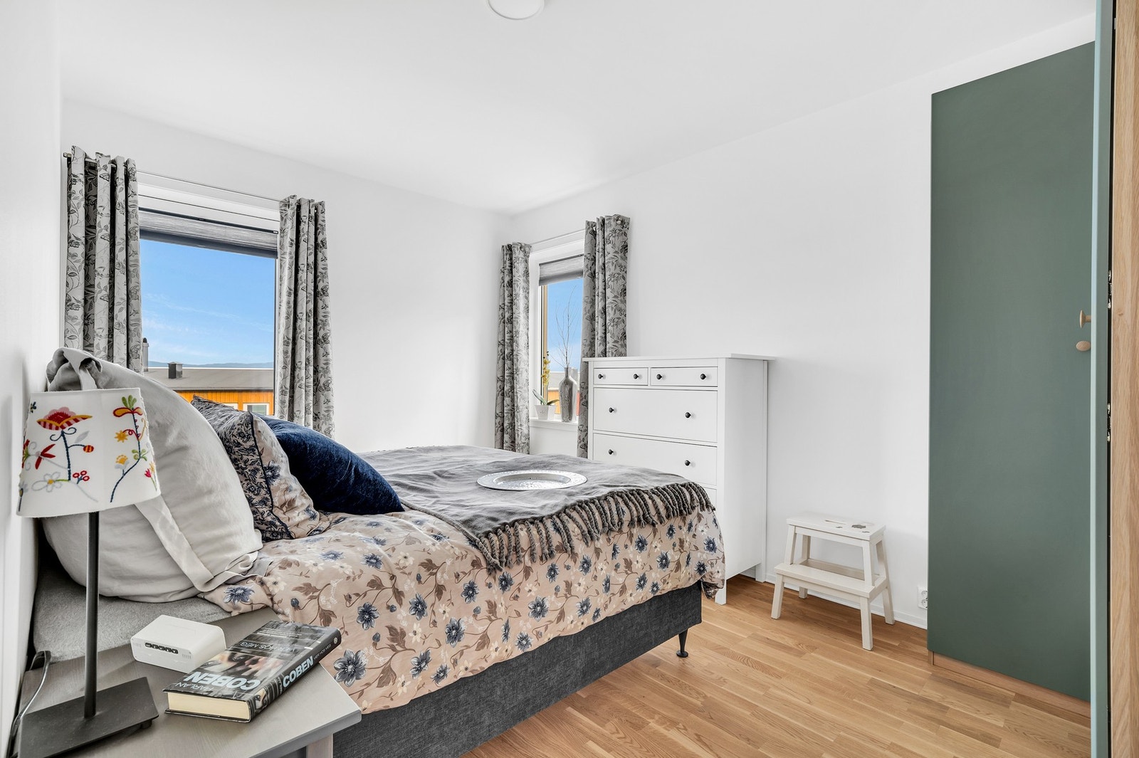 Romslig hovedsoverom på ca. 13,3m² med god plass til soveromsmøblement. Her er det satt inn et romslig garderobeskap. Galleribilde