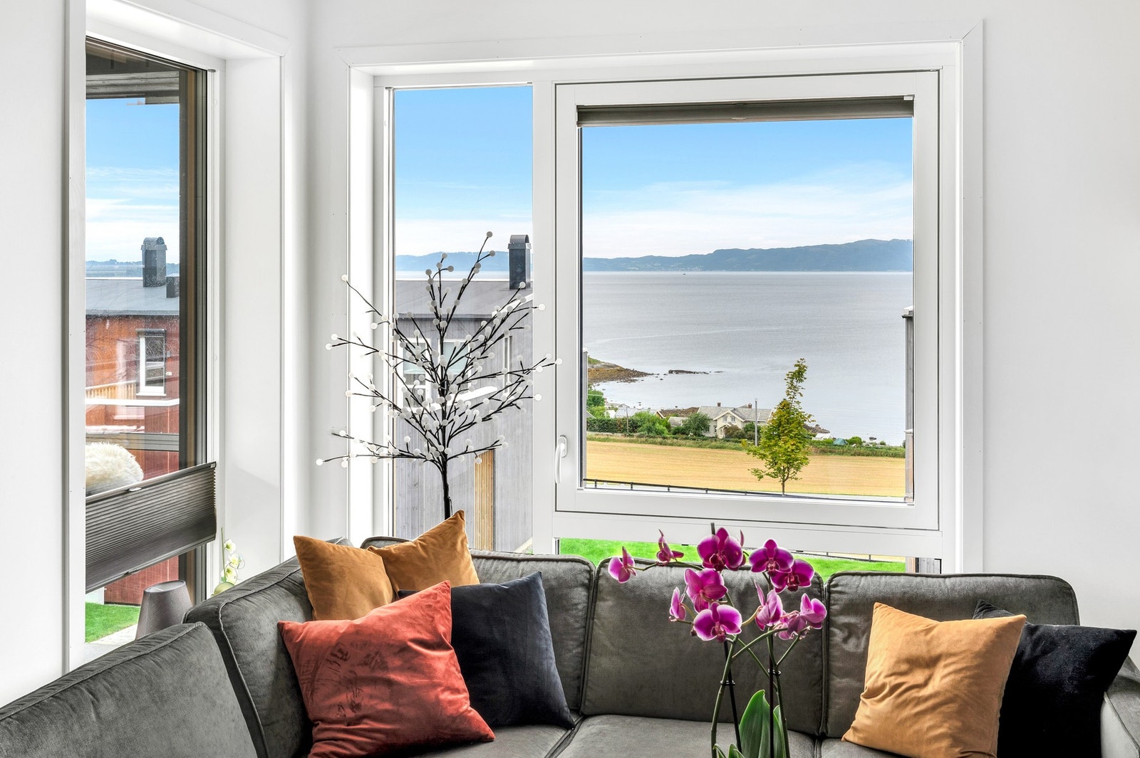 Fra stuen har man også en flott utsikt ned mot Trondheimsfjorden. Galleribilde