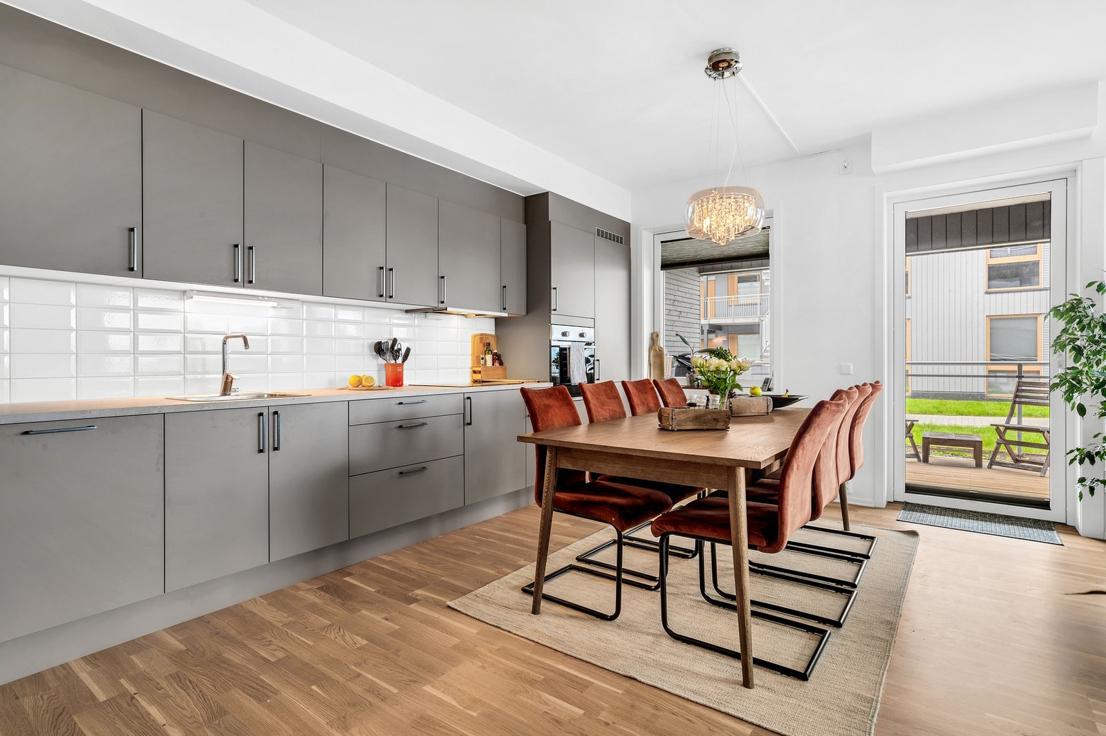 Stilrent kjøkken i moderne stil med mye skap- og benkplass. Kjøkkenet har fått tilstandsgard 0 av takstmann (TG0). Legg merke til stekeovn som er praktisk plassert i arbeidshøyde. Galleribilde