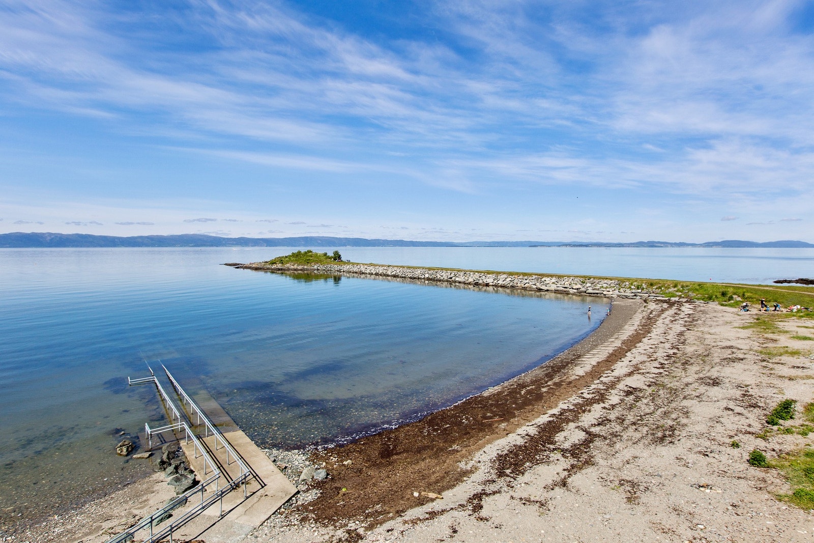 Det finnes en rekke herlige badeplasser i nærområdet, her illustrert ved Væresholmen. Galleribilde