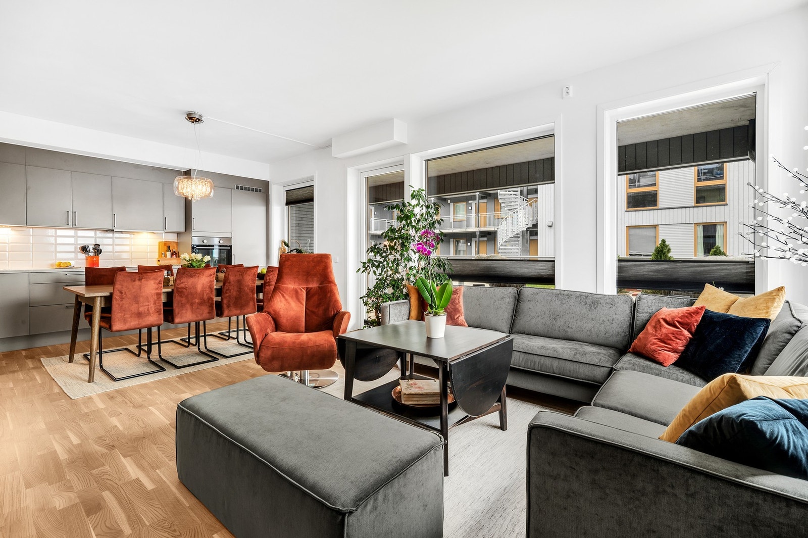 Store vindusflater som slipper inn rikelig med naturlig lys, noe som bidrar til en behagelig atmosfære. Det er montert plissegardiner på alle vinduer. Galleribilde