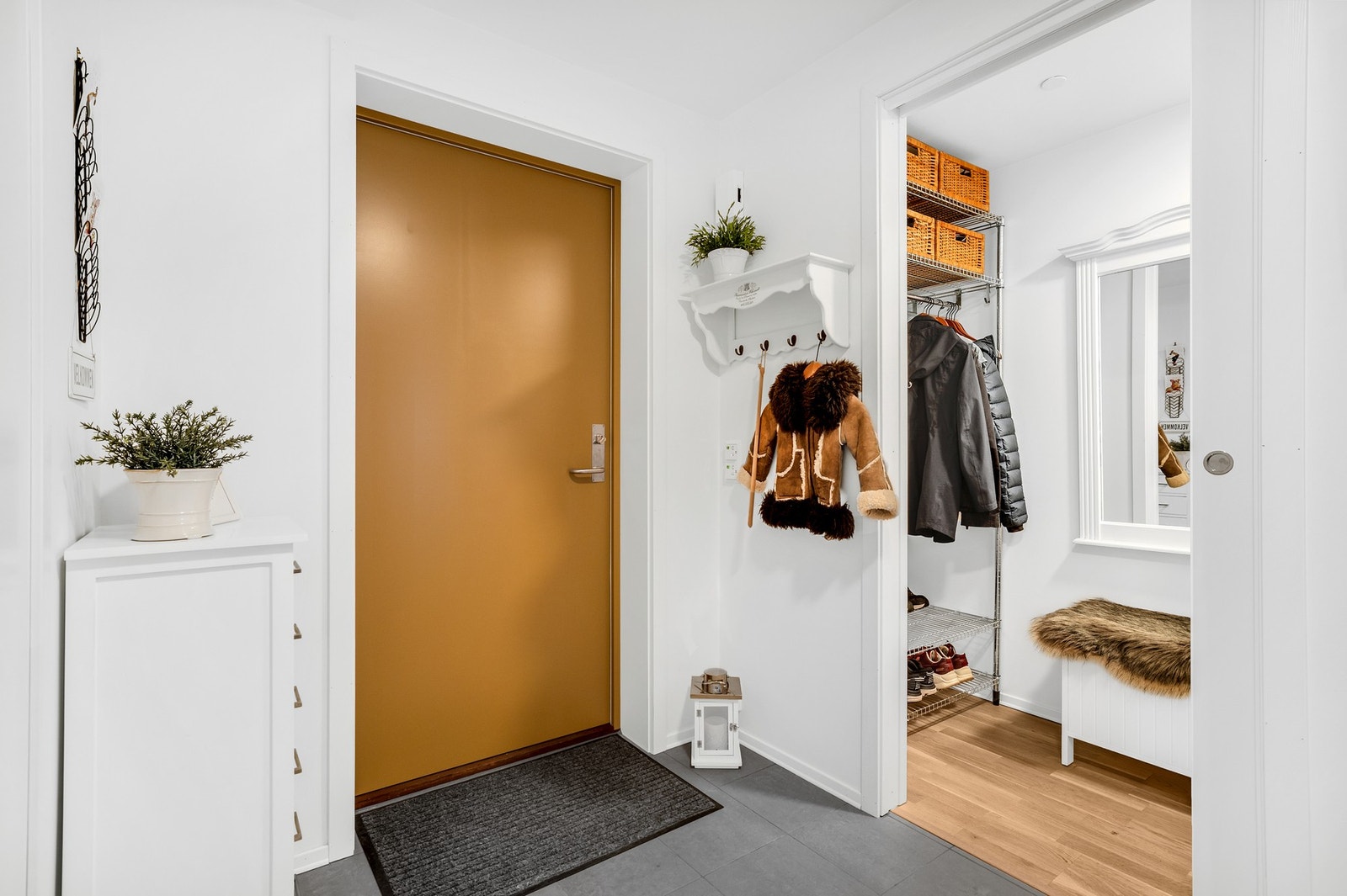 Innbyende inngangsparti med plass til å henge fra seg ytterklær og skotøy samt en praktisk bod på 3,2m² Galleribilde