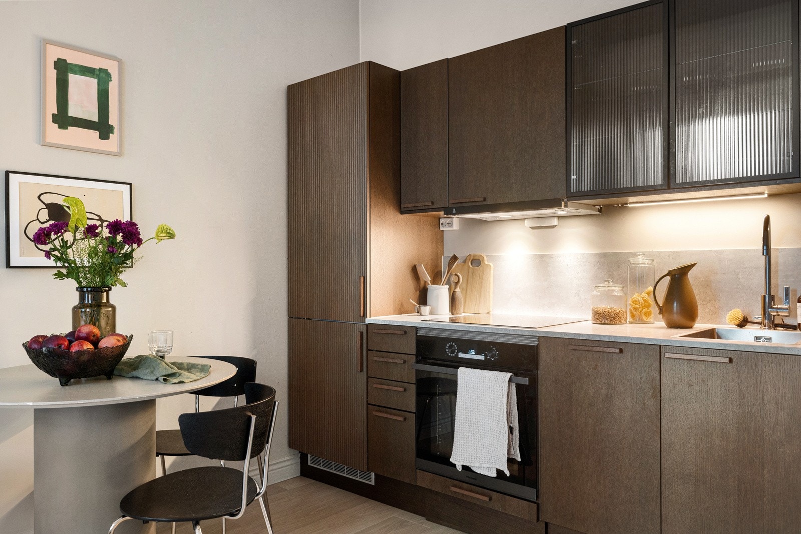 Kjøkkenet ble levert nytt i 2022 og er fra Sigdal i tidsriktig utførelse. Galleribilde