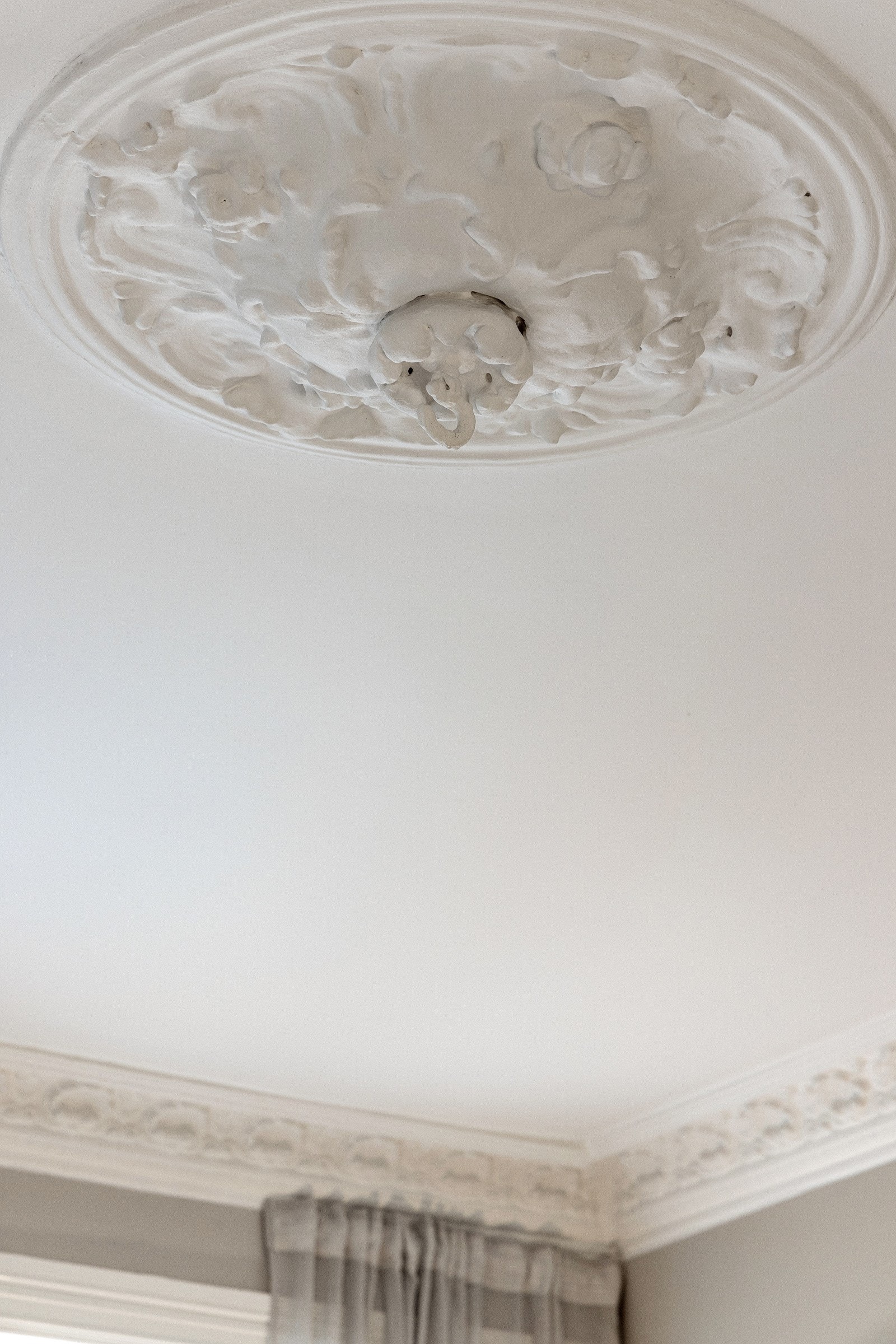 Vakre, klassiske detaljer som stukkatur og rosett. Galleribilde