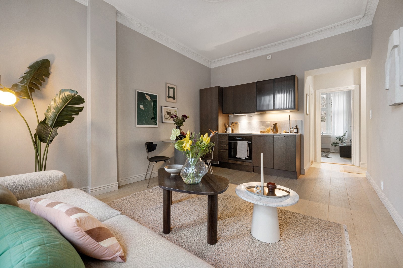 Naturlig soneinndeling med god plass til både spisebord og sofagruppe. Galleribilde