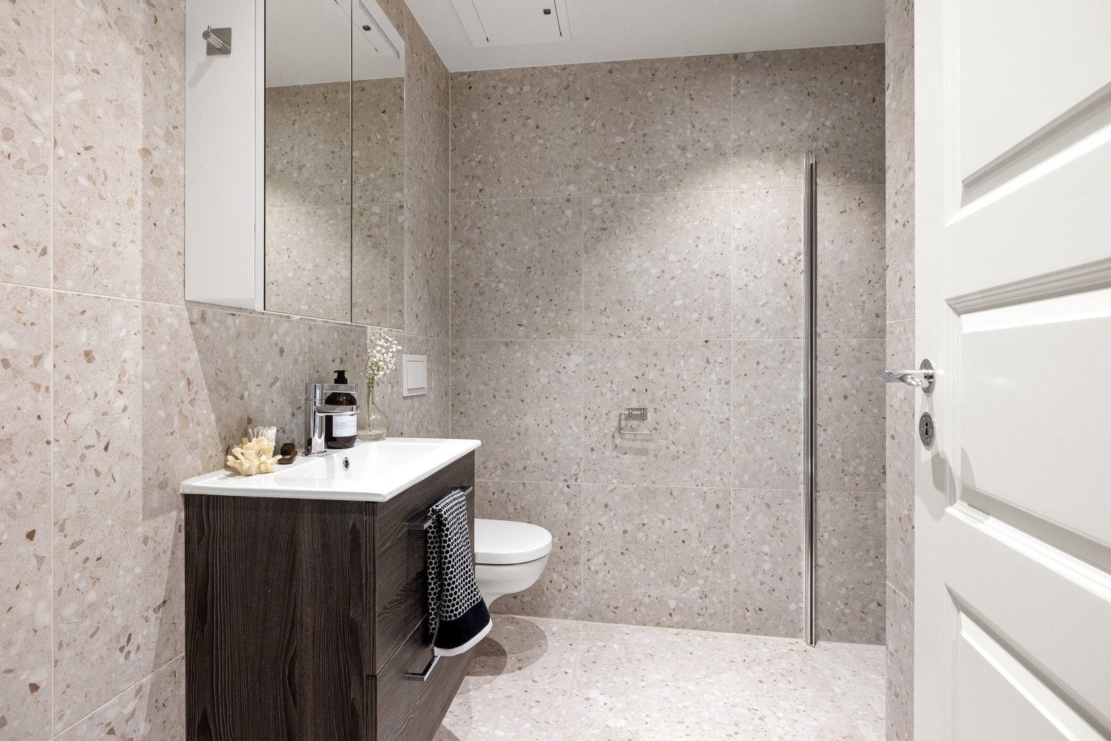 Lekre fliser og påkostede materialvalg. Galleribilde