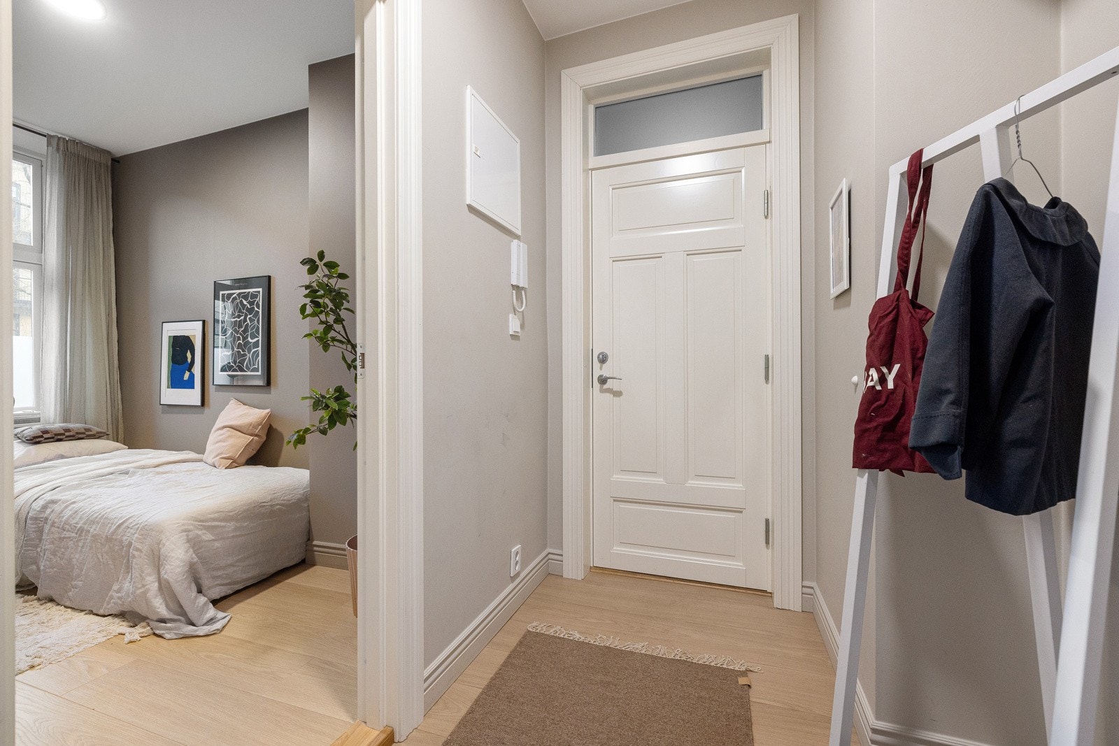 Påkostet og vakker inngangsdør fra 2022 fra Jømna Brug. Galleribilde