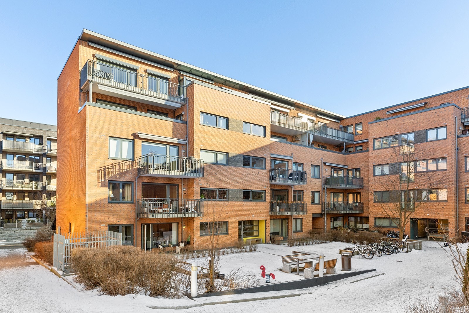 Hyggelig tun med beplantning og lekearealer for de minste. Galleribilde
