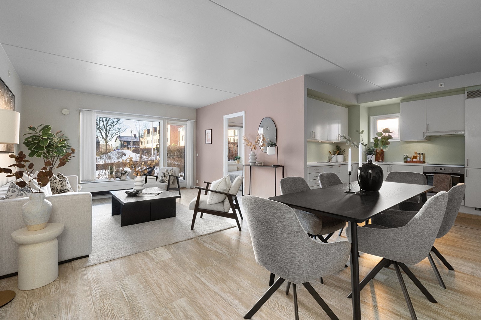 Innflyttningsklar leilighet med 2 soverom, markterrasse og garasje. Galleribilde