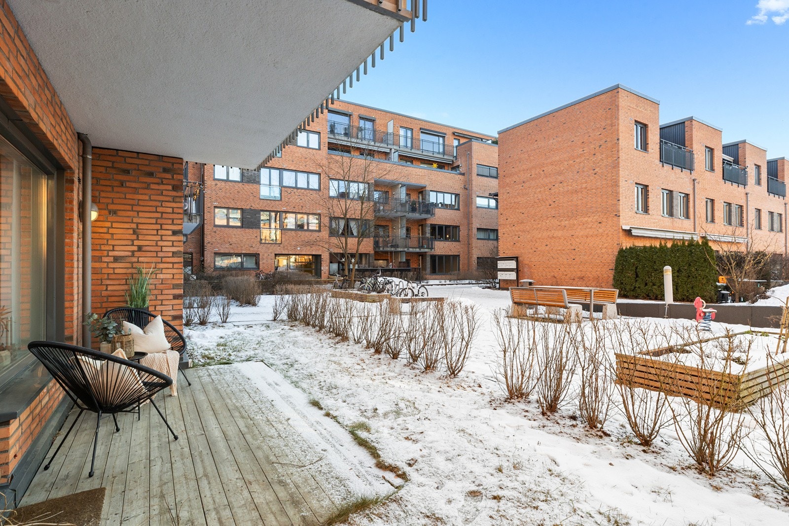7 kvm. delvis overbygget terrasse. Galleribilde