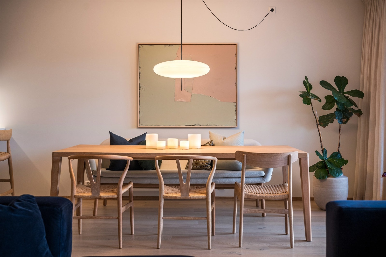 I tilknytning til kjøkkenet er det plass til et større spisebord hvor hele familien kan samles. Galleribilde