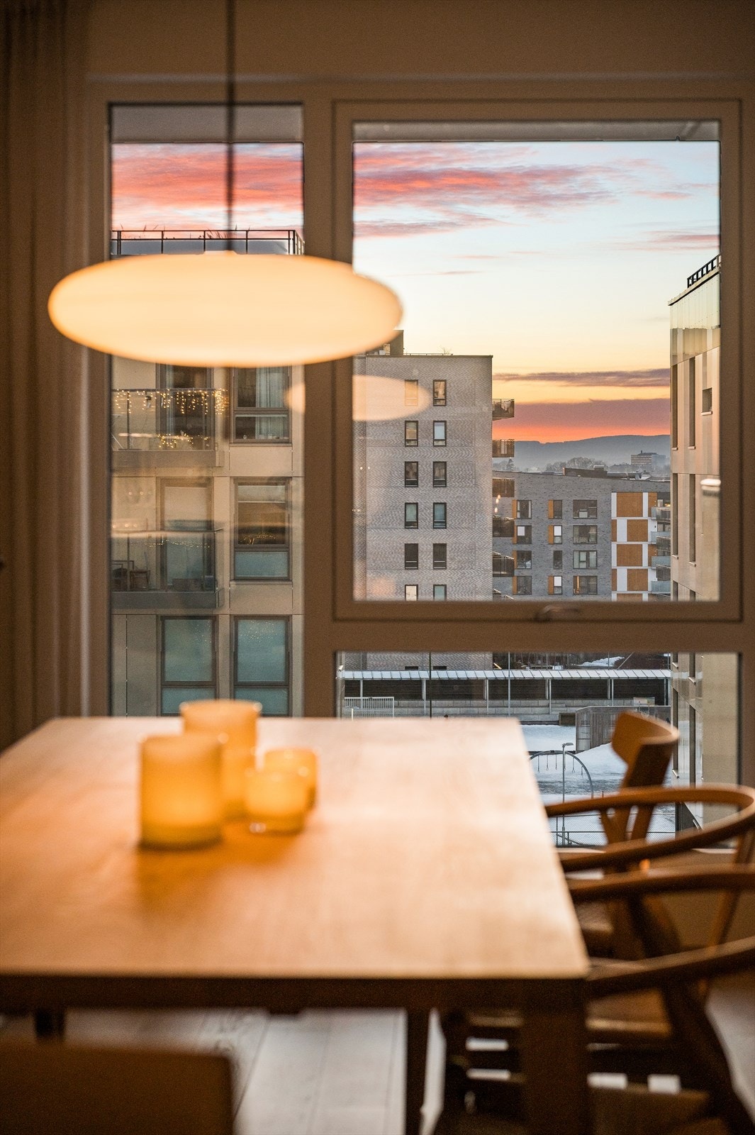 Det er tidvis parkeringsplasser for salg og til utleie i felles garasjekjeller. For øvrig gateparkering etter områdets bestemmelser. Galleribilde