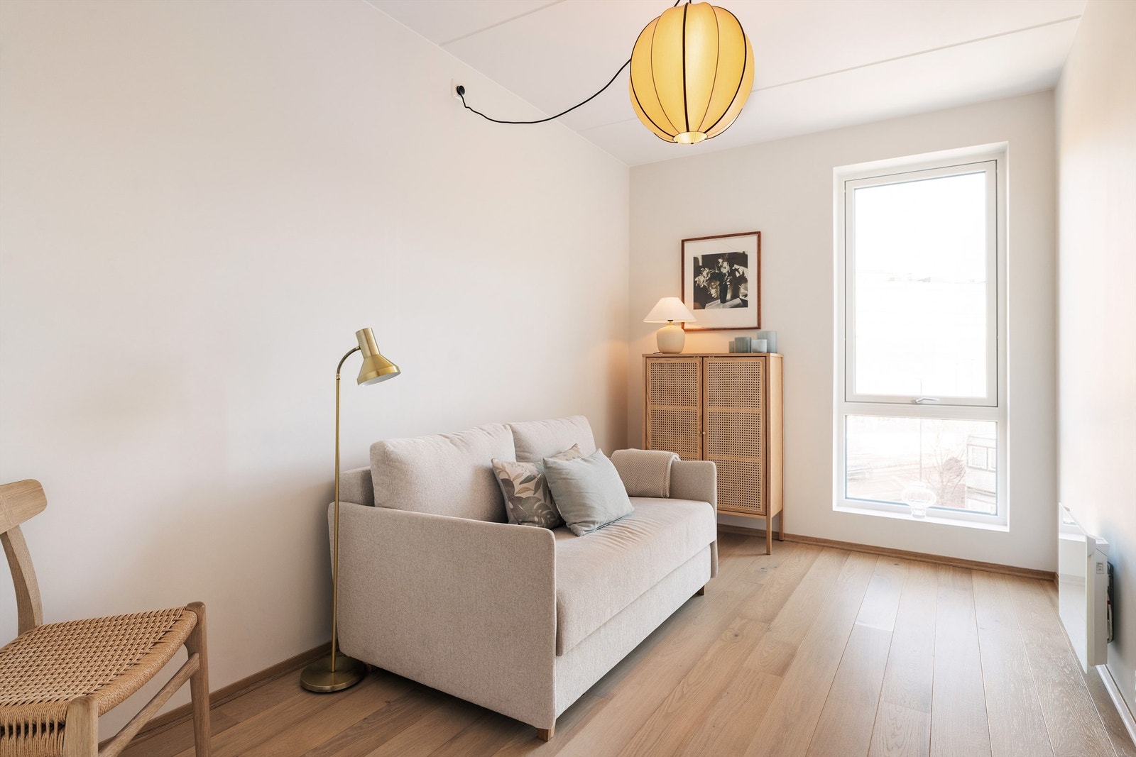 Leilighetens andre soverom har plass for seng, skrivepult og garderobeskap. Galleribilde