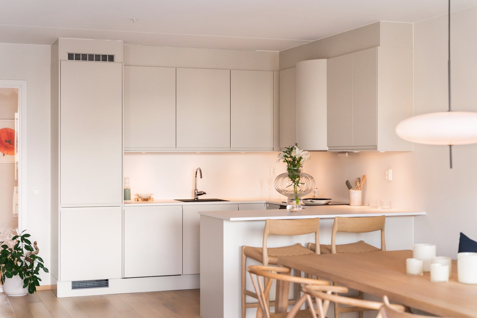 Innredningen er fra Sigdal og består av glatte fronter, benkeplate av laminat med nedfelt vaskekum. Galleribilde