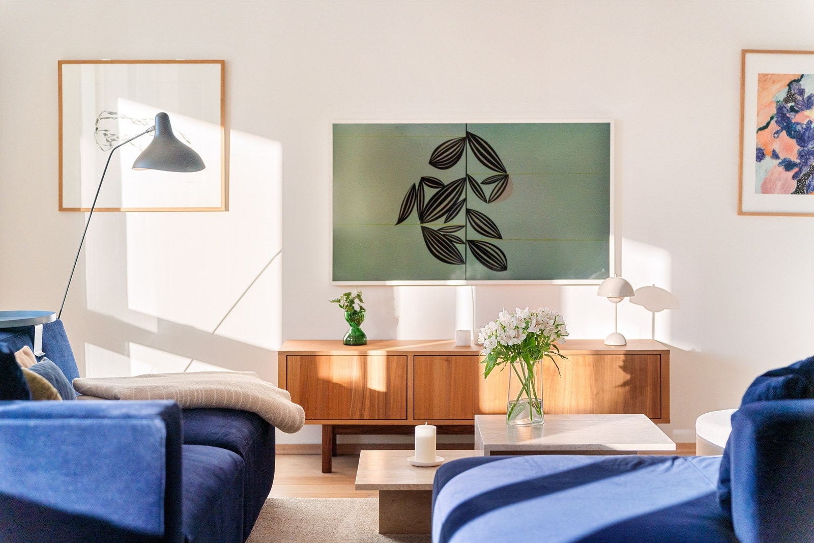 Det er god plass til sofa med tilhørende salongbord og tv-seksjon. Galleribilde