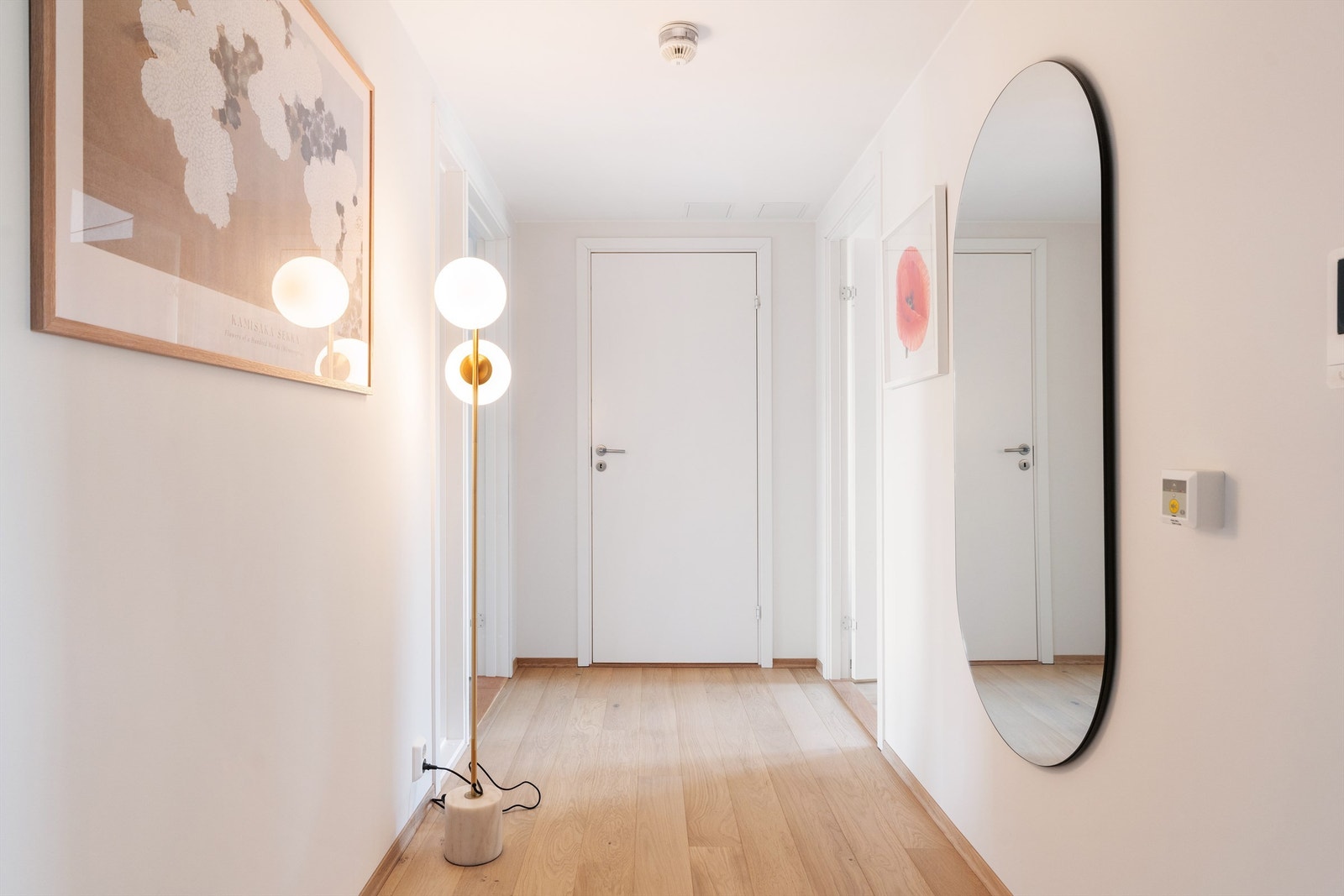 Her er det god plass til garderobe/oppbevaringsmøbler for oppbevaring av yttertøy og sko. Videre adkomst til samtlige rom. Galleribilde