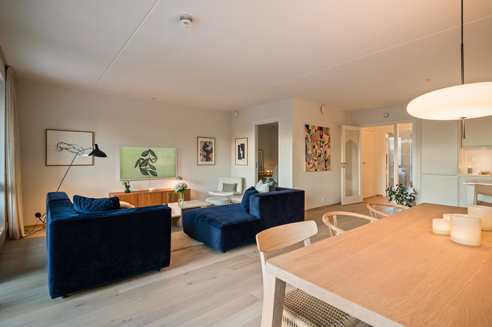 Stuen har lyse overflater som harmonerer fint med den lekre en-stavs parketten. Her er det lett å innrede etter egen stil og ønske. Galleribilde
