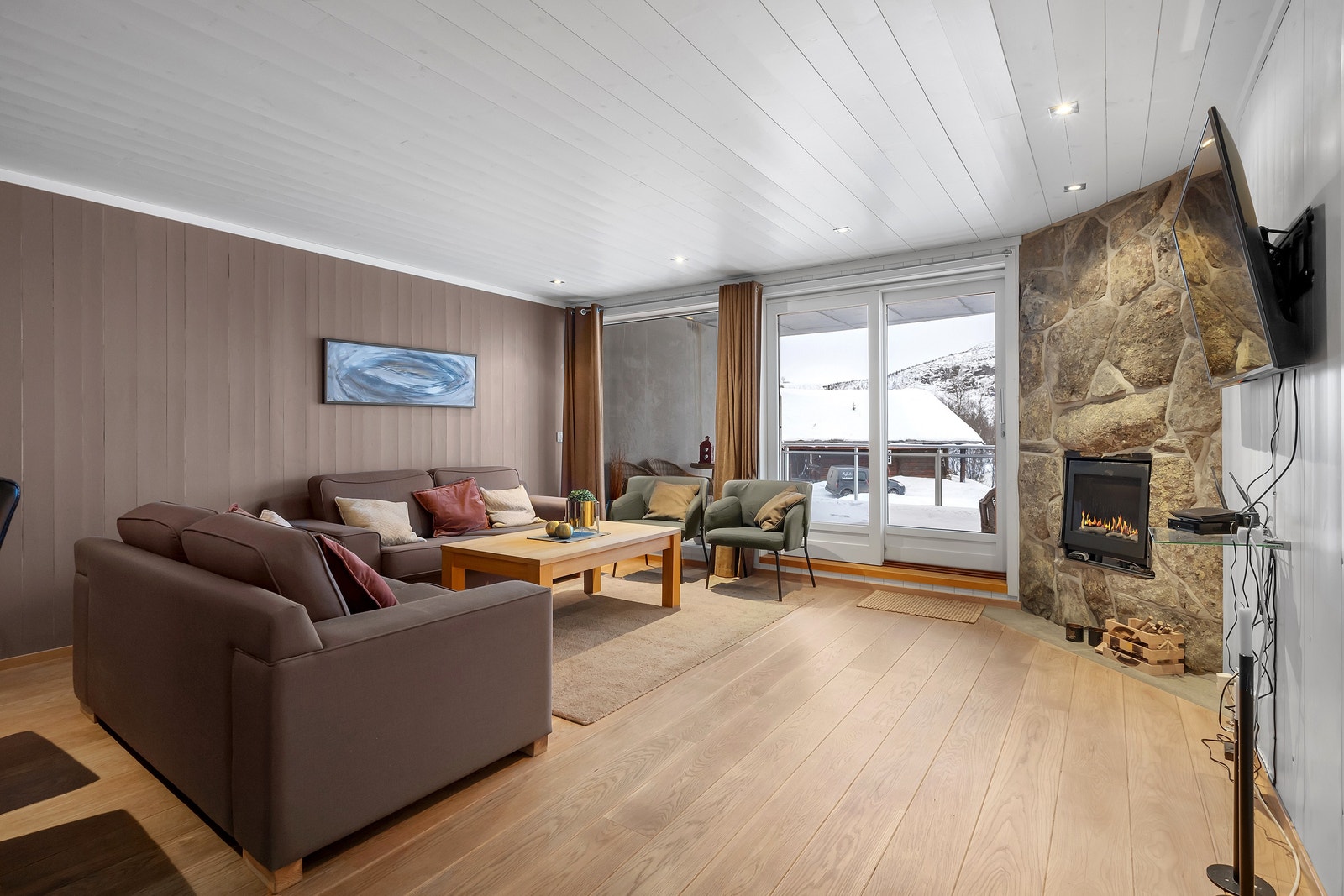 God plass til stor sittegruppe i stua Galleribilde