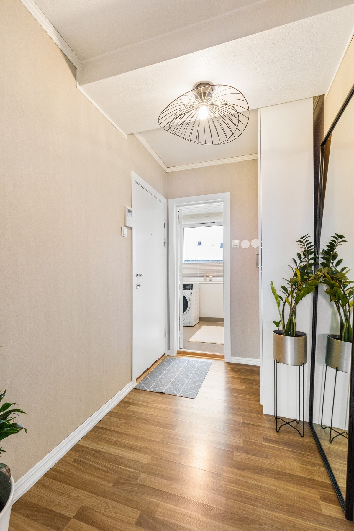 Lys og innbydende entré hvor du enkelt kan henge fra deg yttertøyet Galleribilde