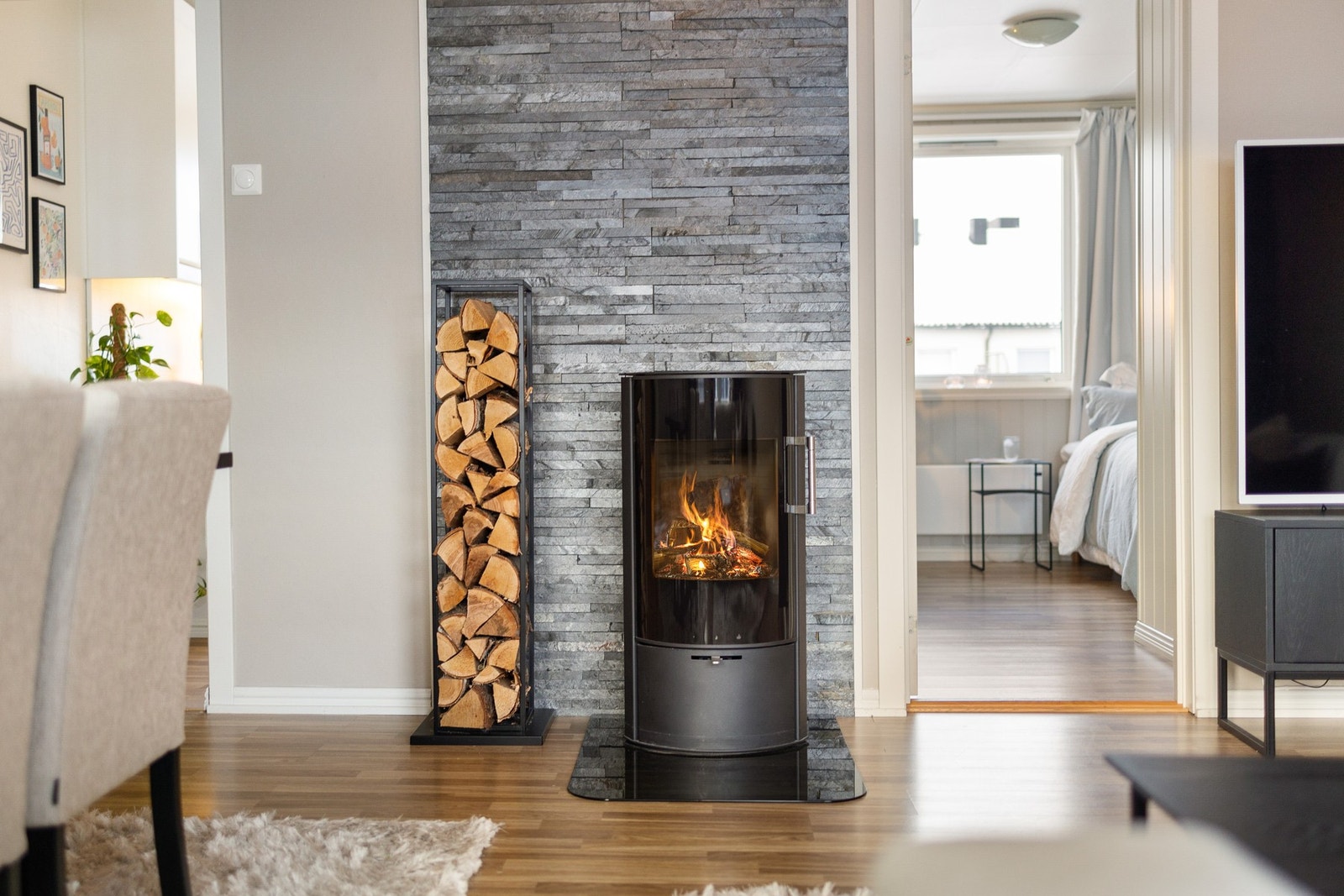 Vedovn som varmer godt og lenge på kalde vinterdager Galleribilde