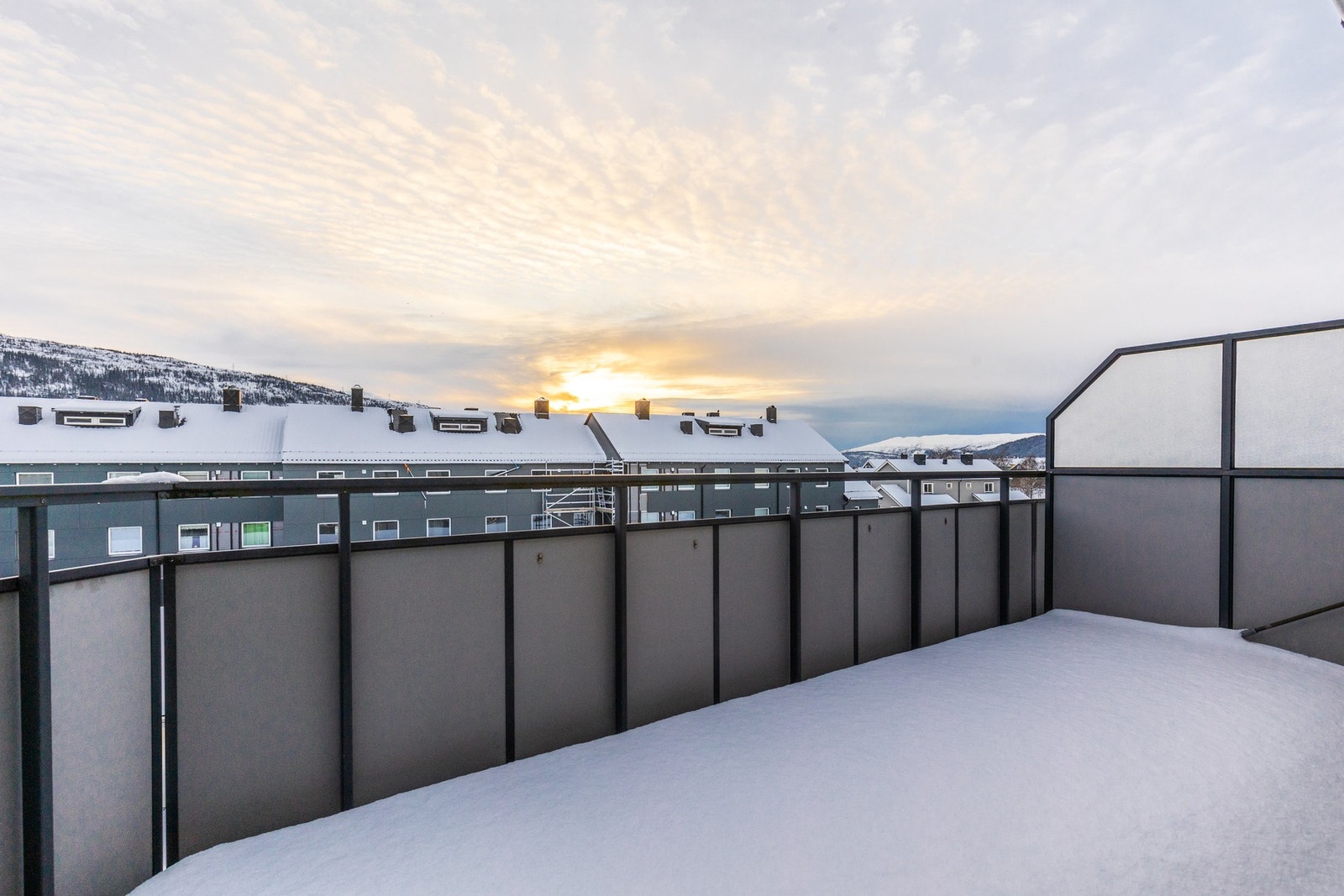 Fra stuen har du direkte utgang til flott solrik balkong | Balkongen rommer plass til hyggelig sittegruppe Galleribilde