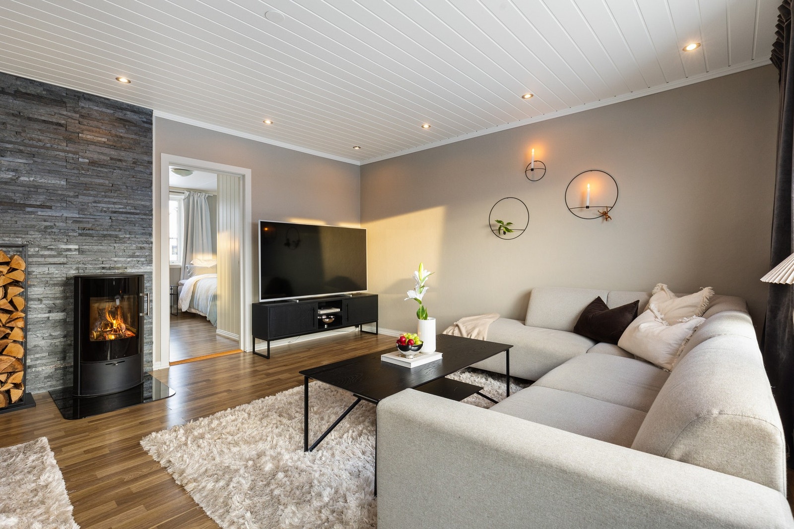 Utstrakt bruk av downlights i boligen Galleribilde