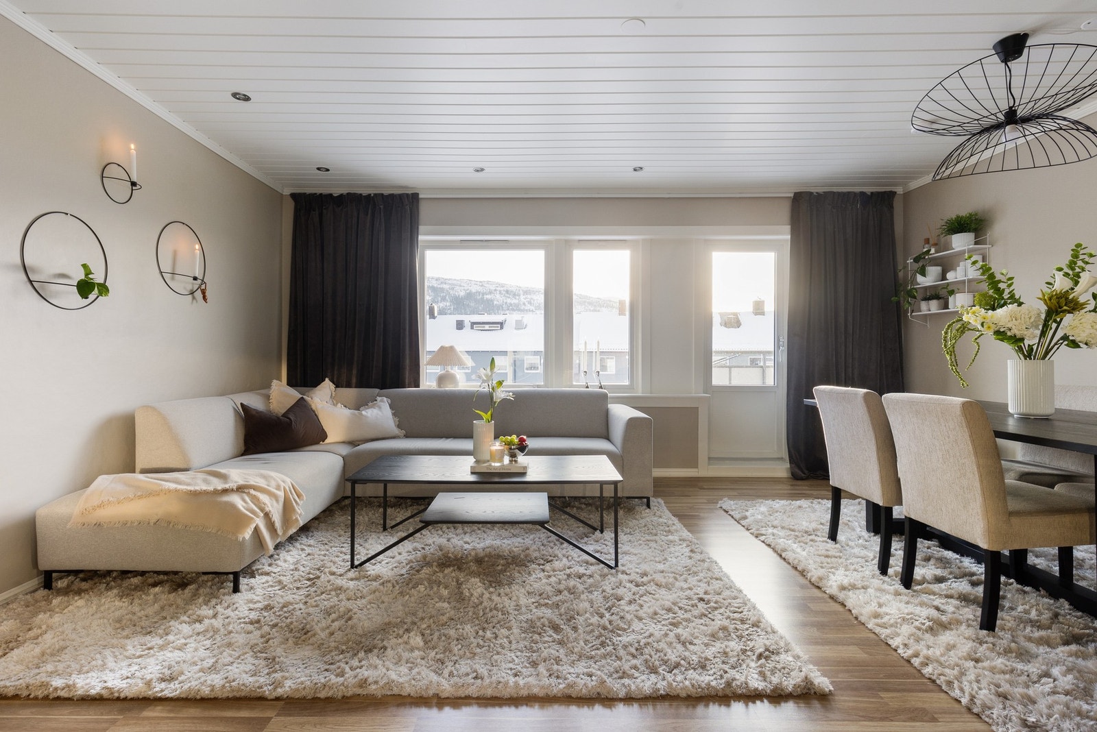 Boligen er malt i moderne og tidsriktige farger som harmonerer godt sammen Galleribilde