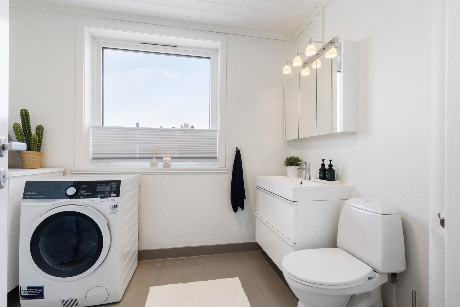 Baderommet er bestående av servant med underskap, vegghengt speilskap, toalett og dusjkabinett Galleribilde