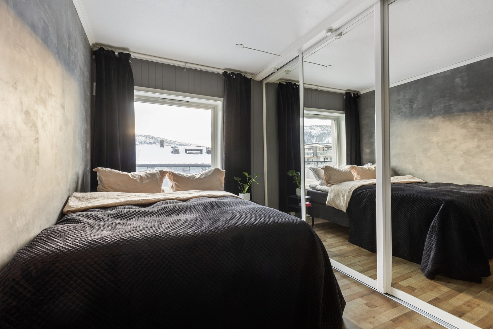 Her har du en praktisk skyvedørsgarderobe med gode oppbevaringsmuligheter Galleribilde