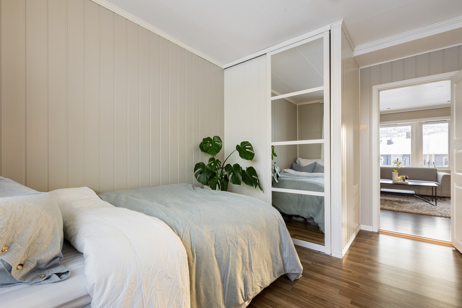 Romslig garderobe som gir rom for gode oppbevaringsmuligheter Galleribilde