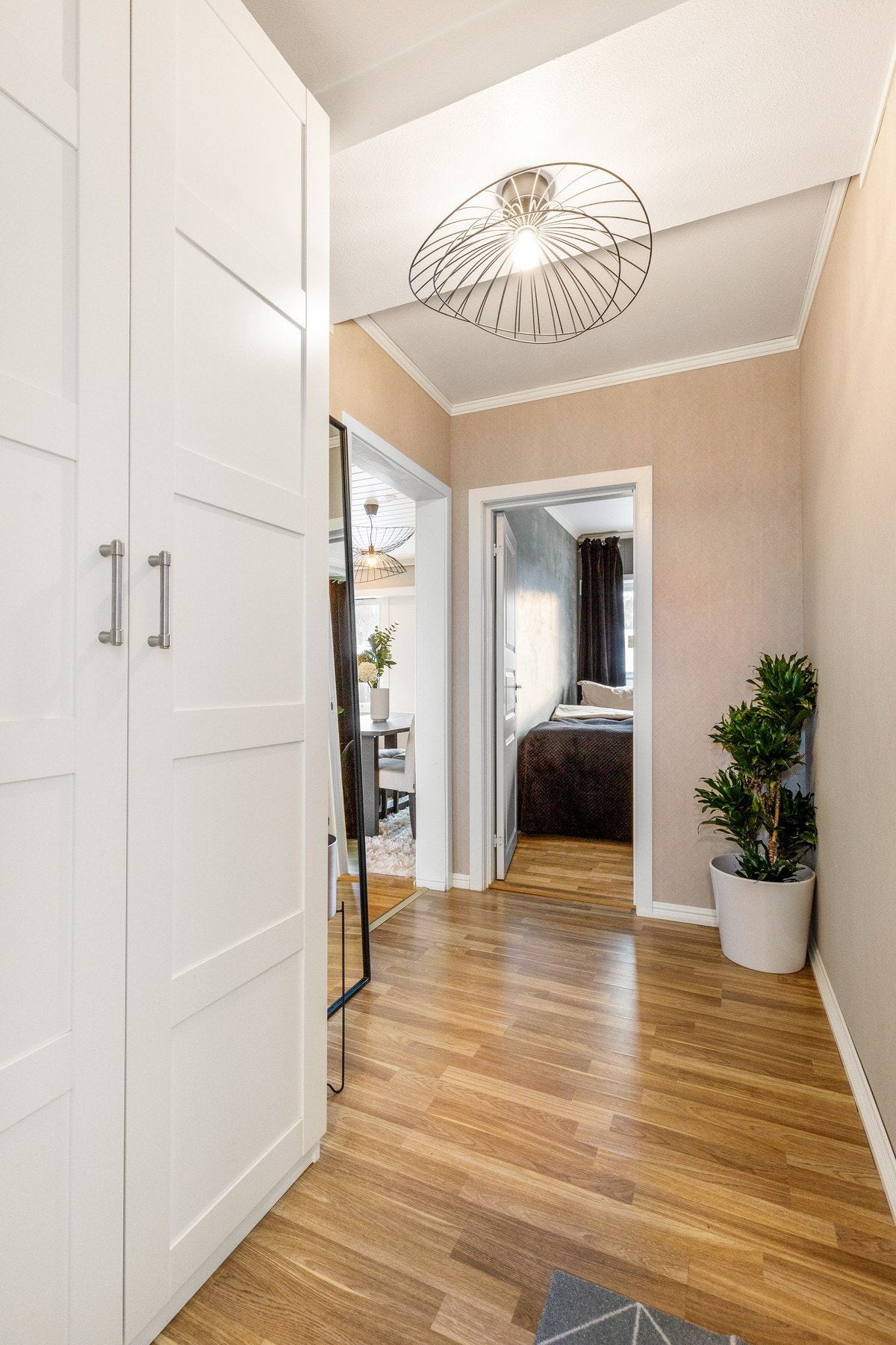 I entreen har du et praktisk garderobeskap med gode oppbevaringsmuligheter Galleribilde