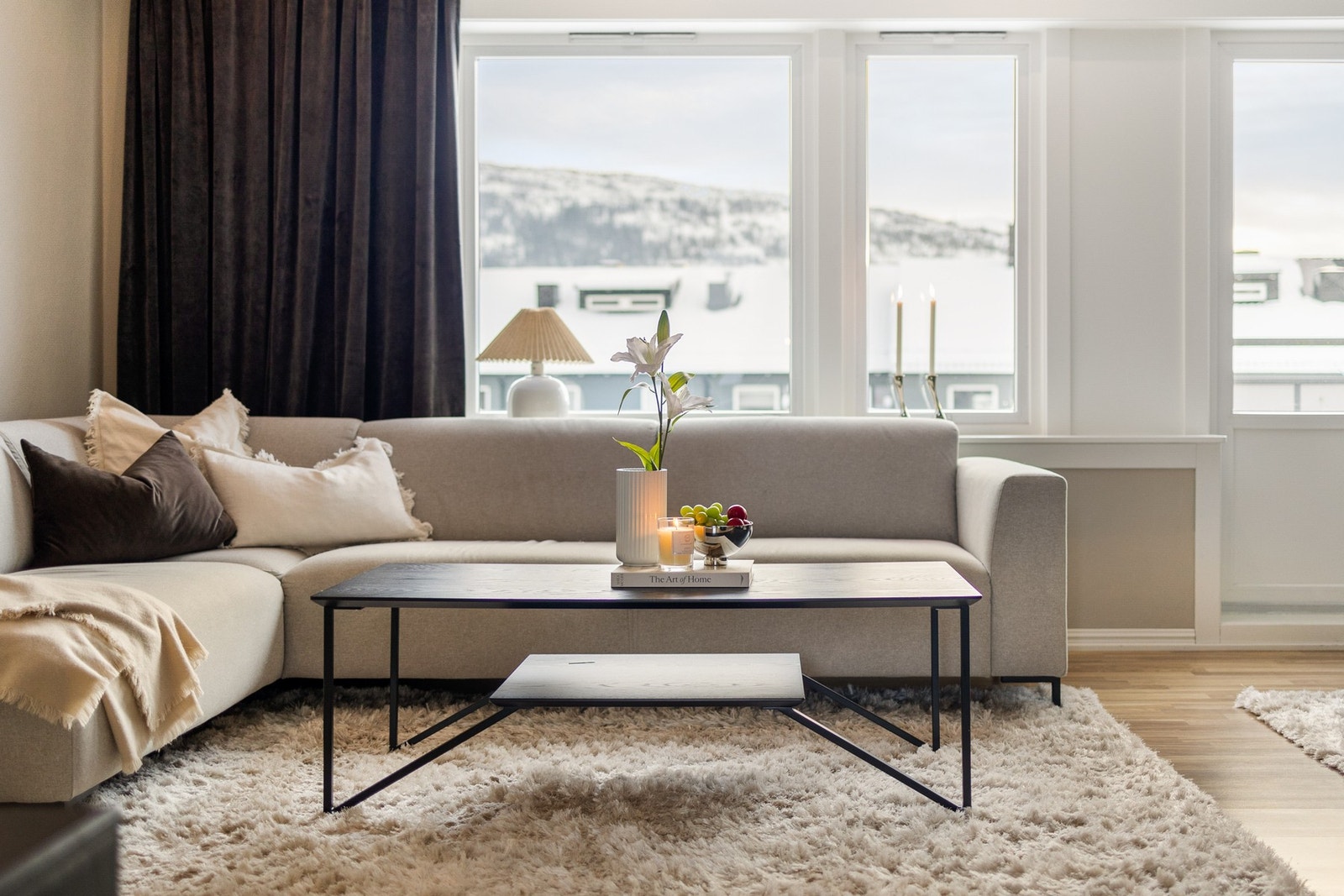 Store vindusflater som gir boligen godt med naturlig lys inn Galleribilde