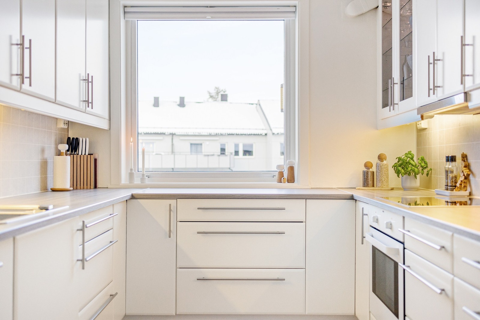 Her får du rikelig med skap- og benkeplass Galleribilde