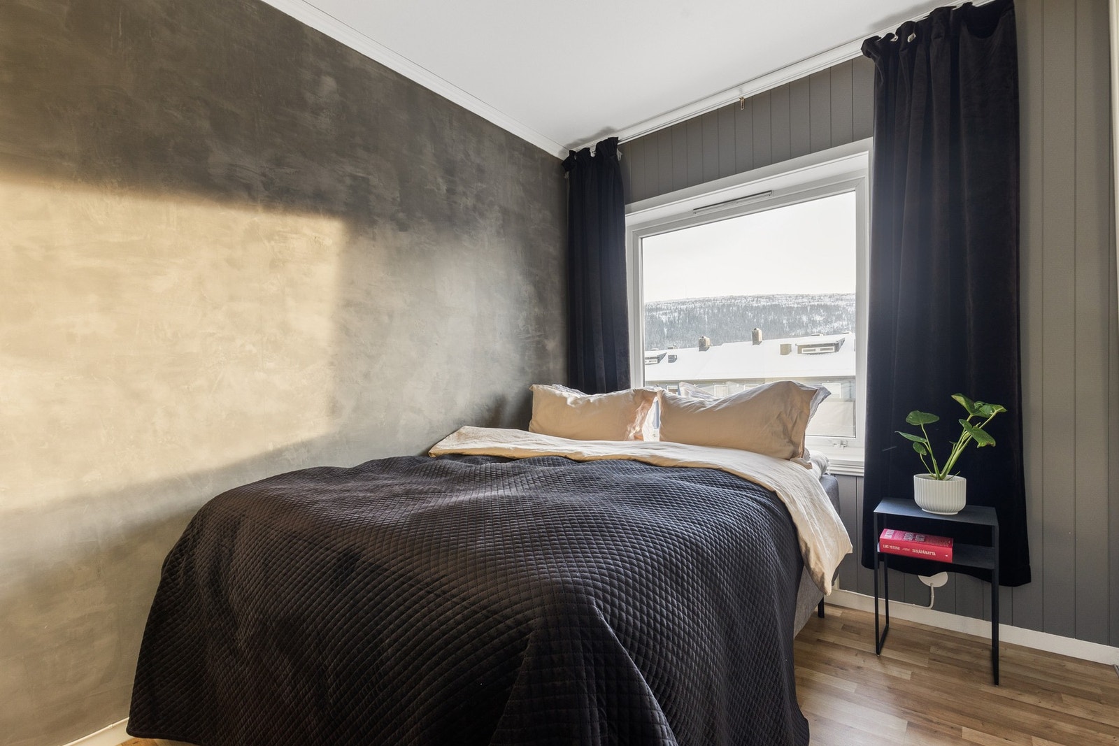 Hovedsoverommet | Rommer plass til dobbeltseng og nattbord Galleribilde